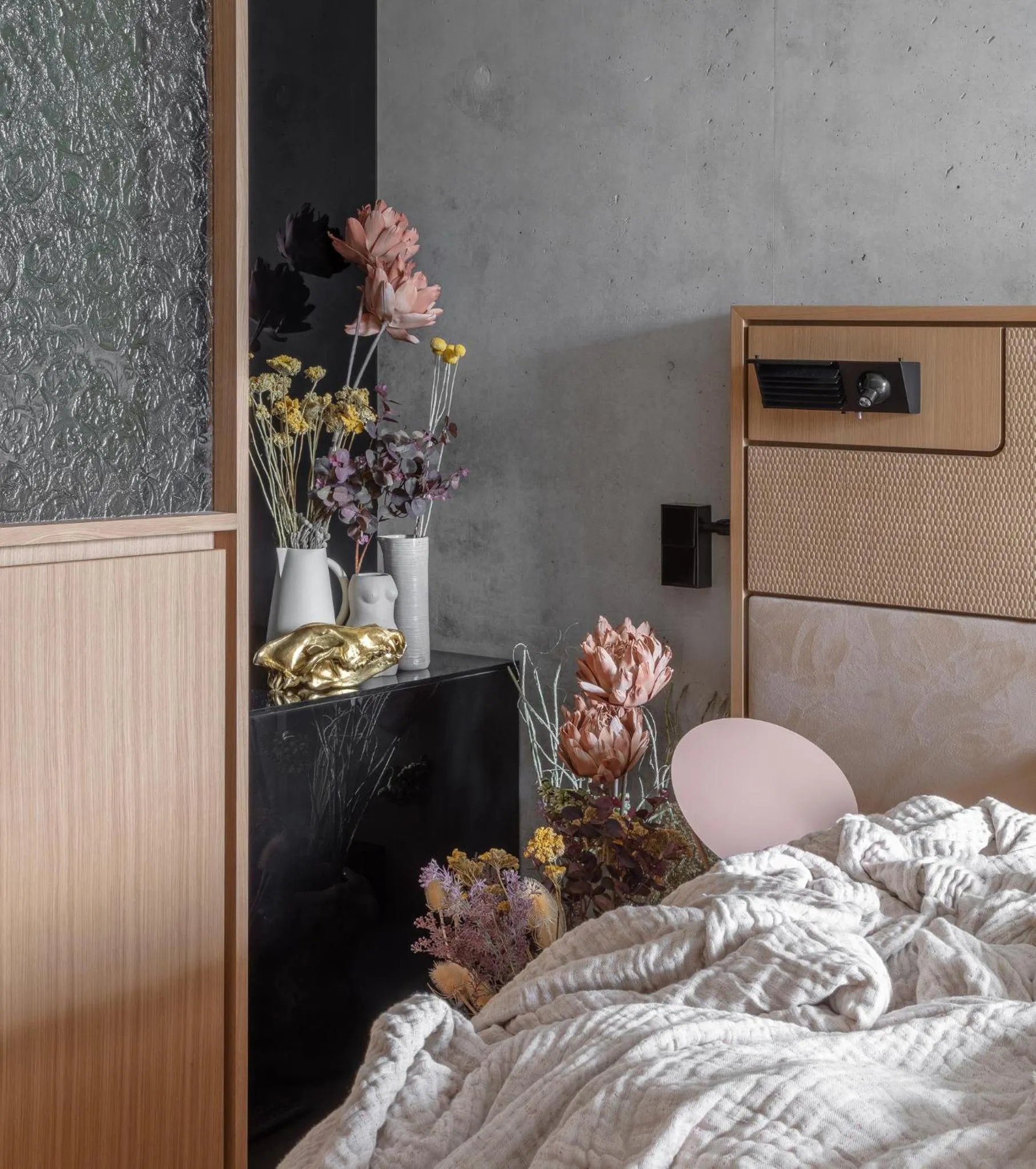 Property building, Bed in Locke at East Side Gallery