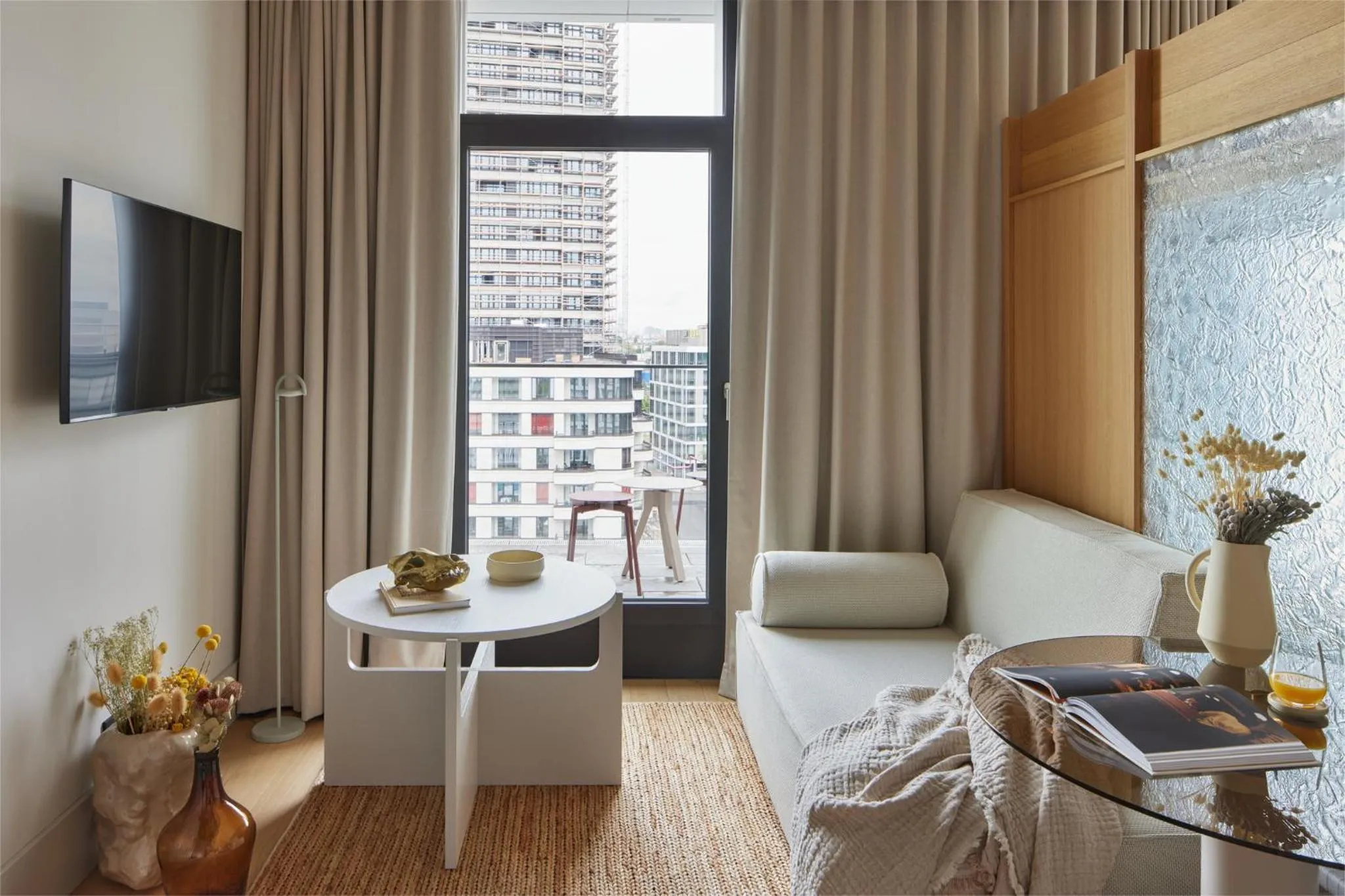 Photo of the whole room in Locke at East Side Gallery