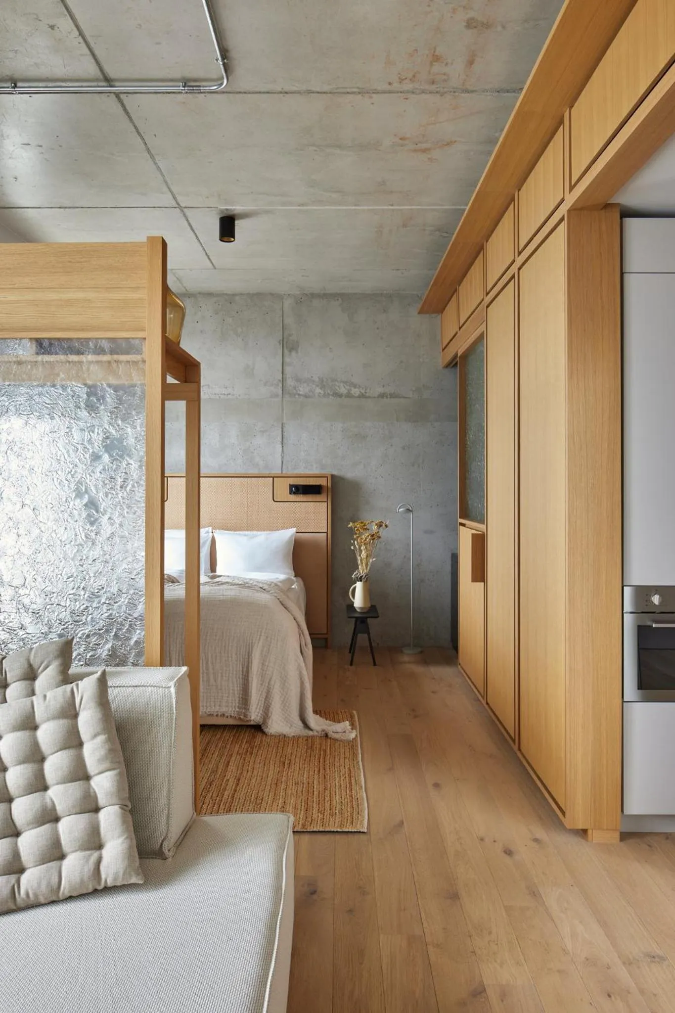 View (from property/room), Bed in Locke at East Side Gallery