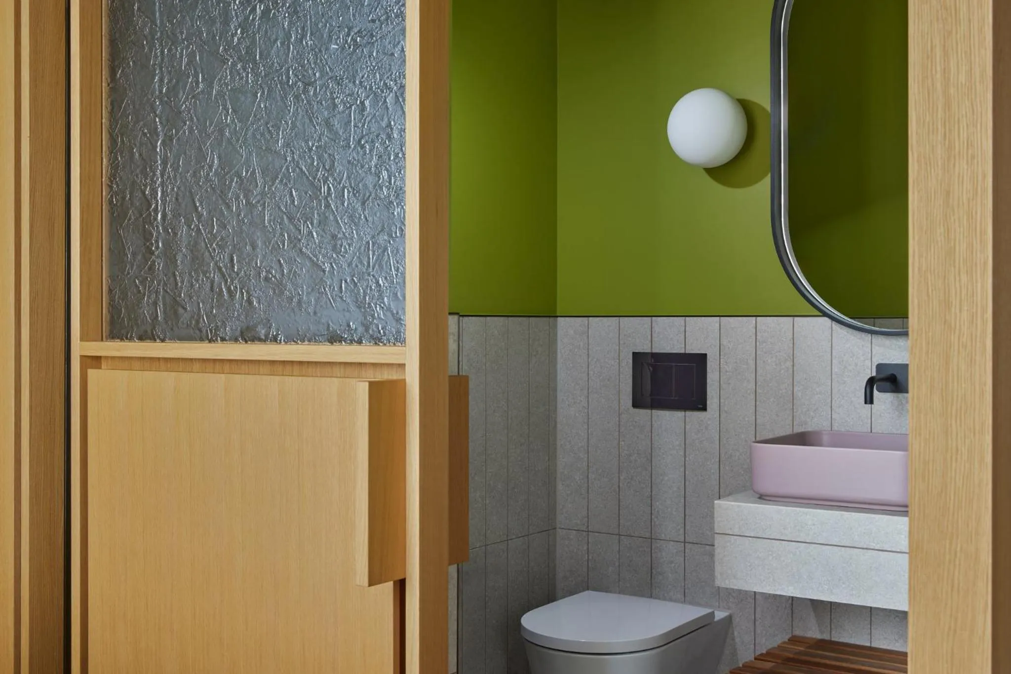 Photo of the whole room in Locke at East Side Gallery