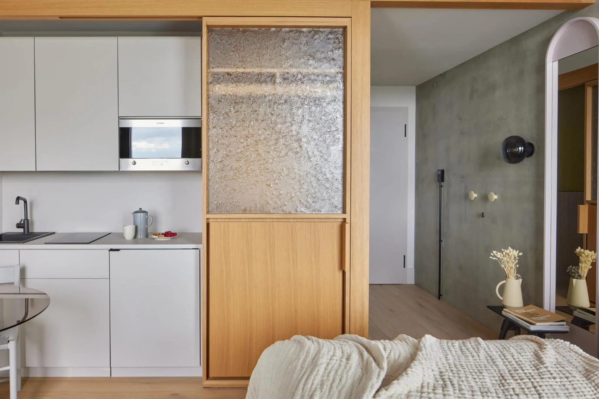 Property building, Bed in Locke at East Side Gallery