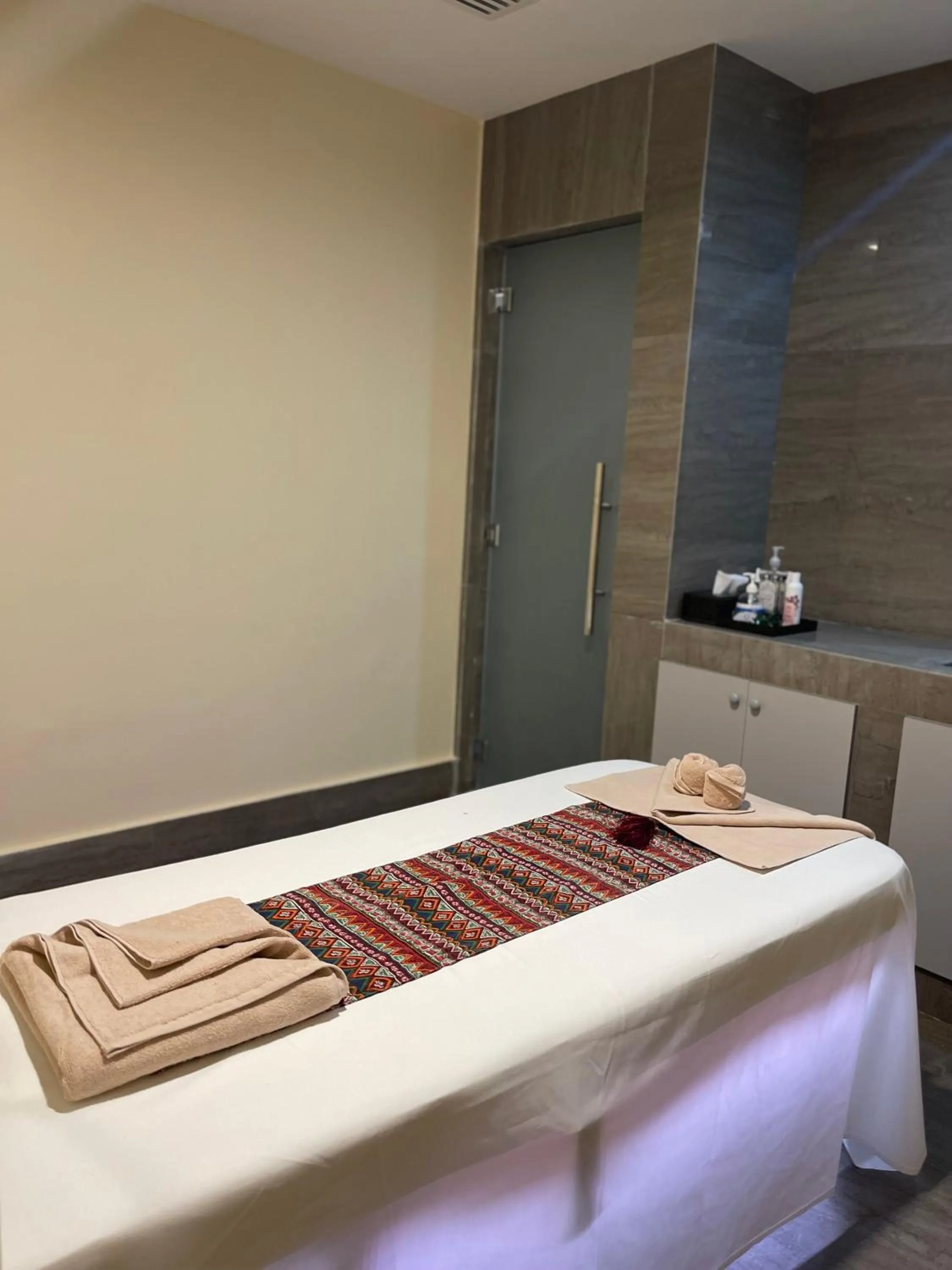 Bed in Alberni Jabal Hafeet Hotel Al Ain