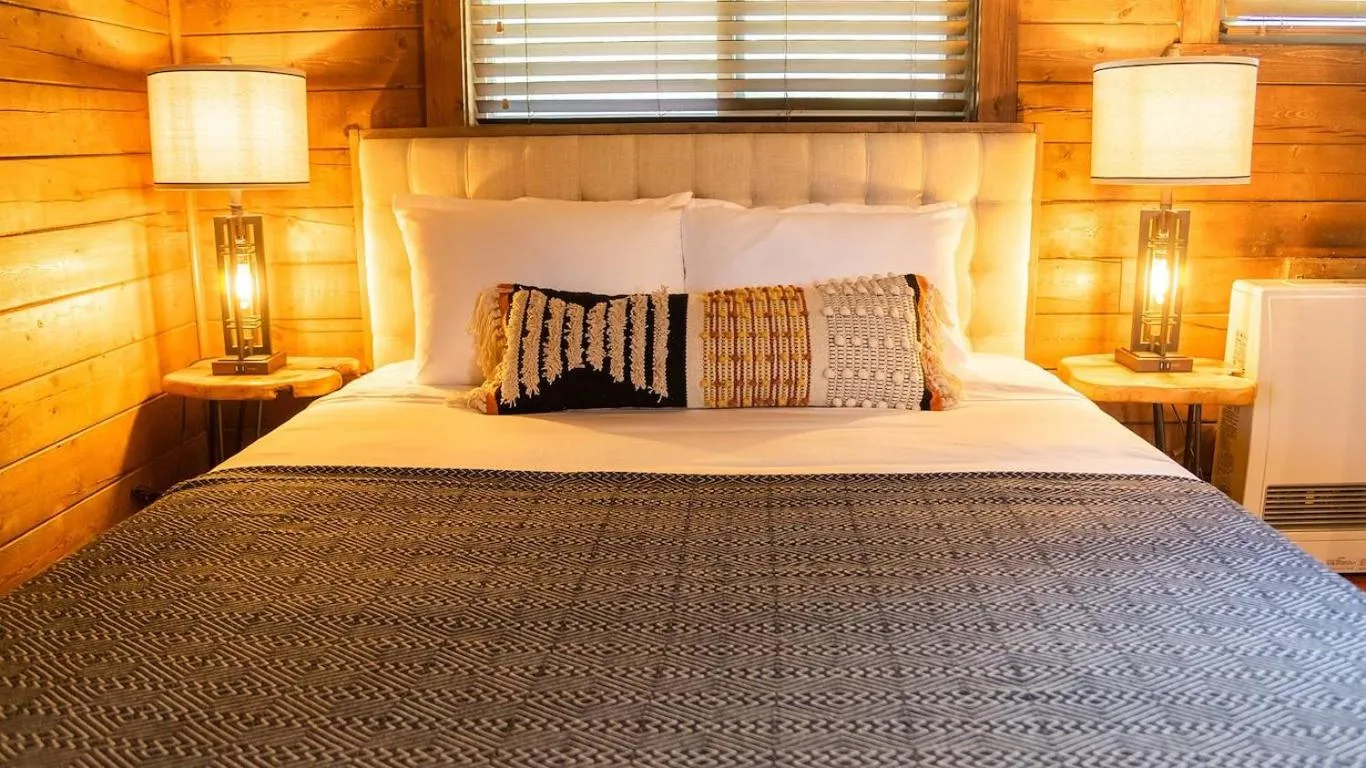 Bed in High Creek Lodge and Cabins