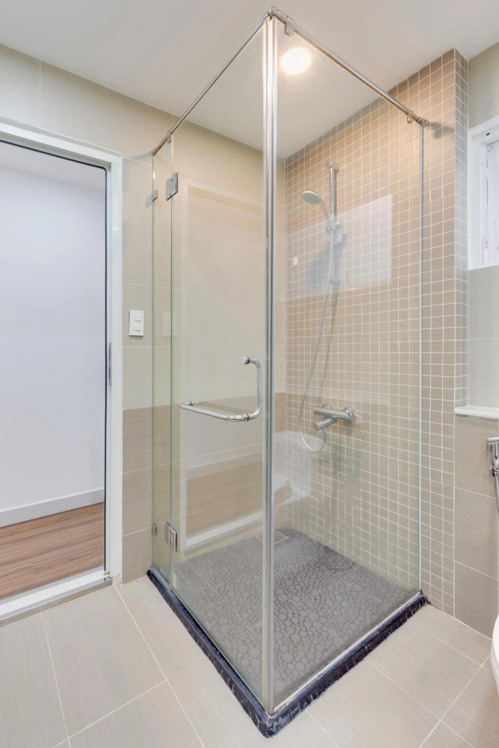 Shower in Saigon Authentic Hostel - Local Vibes, City Tours, Cooking Dinner, Evening Streetfood, Free Menu Breakfast, Gym & Rooftop