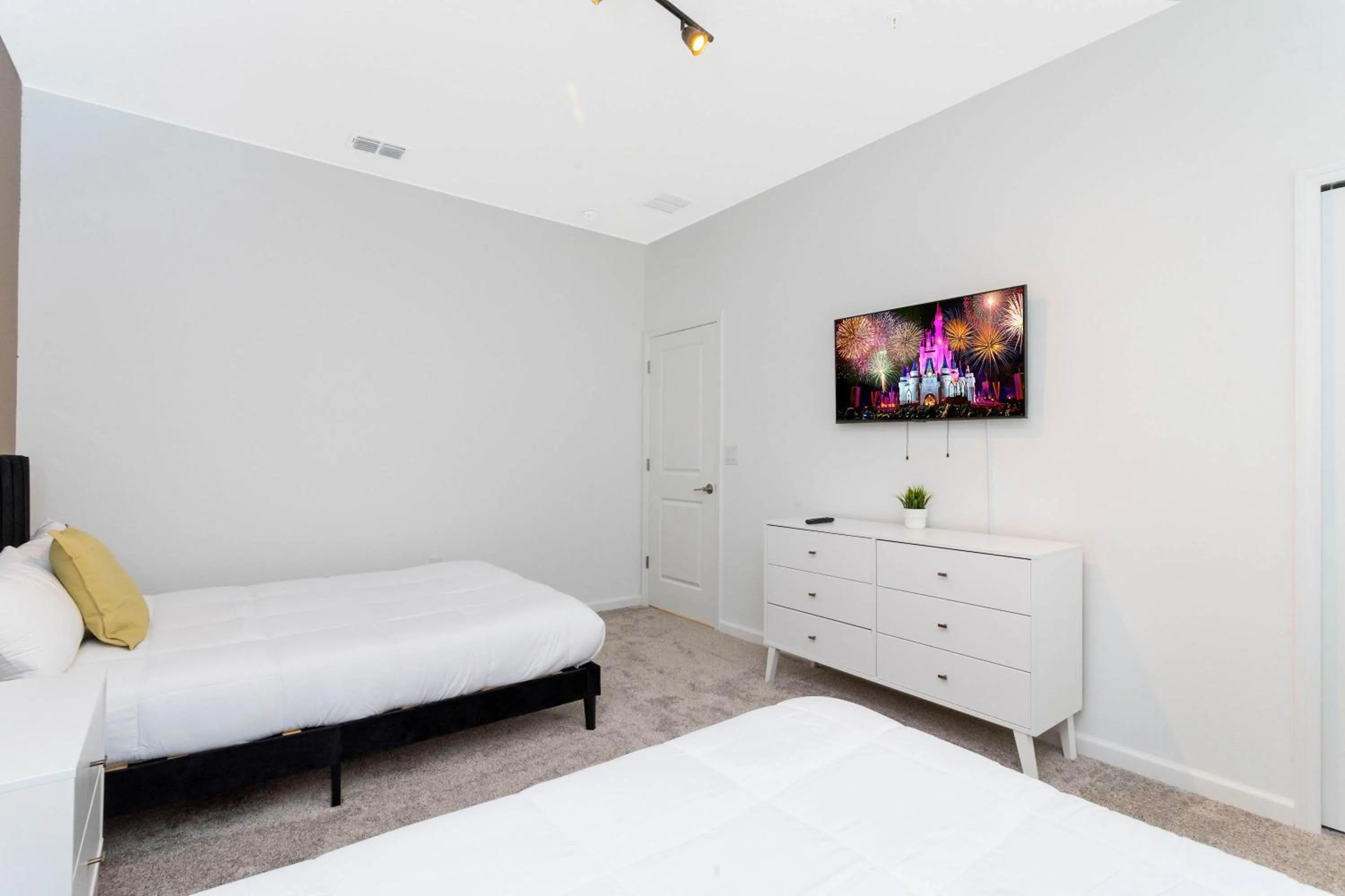 Bed in Family Friendly 3Bd Close to Disney @Champions Gate 991
