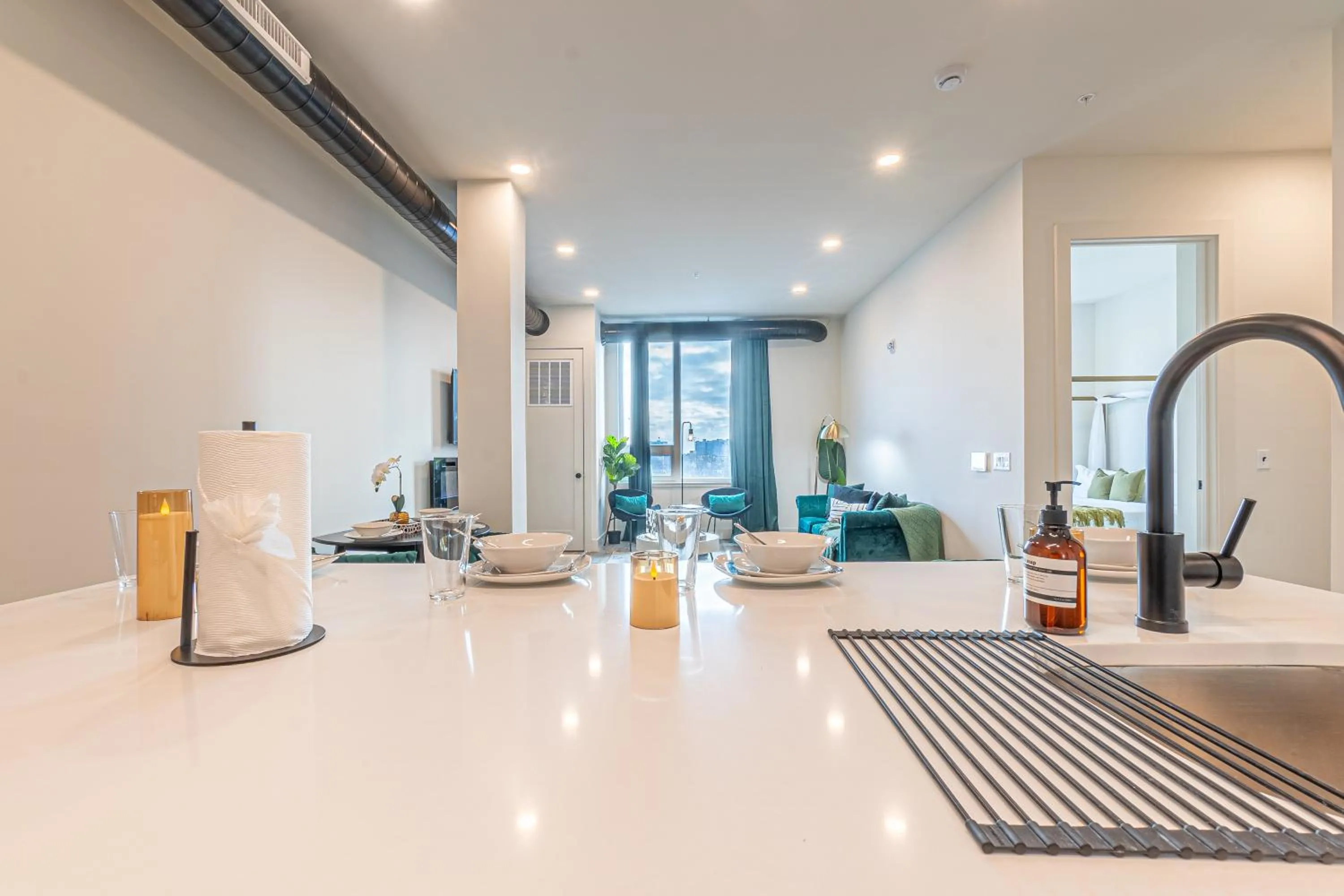 Kitchen or kitchenette in Emerald Escape, Free Parking, 2 Bath, Sleeps 8 Near American Dream and The Airport, King Bed and 2 Queen Beds, Washer and Dryer