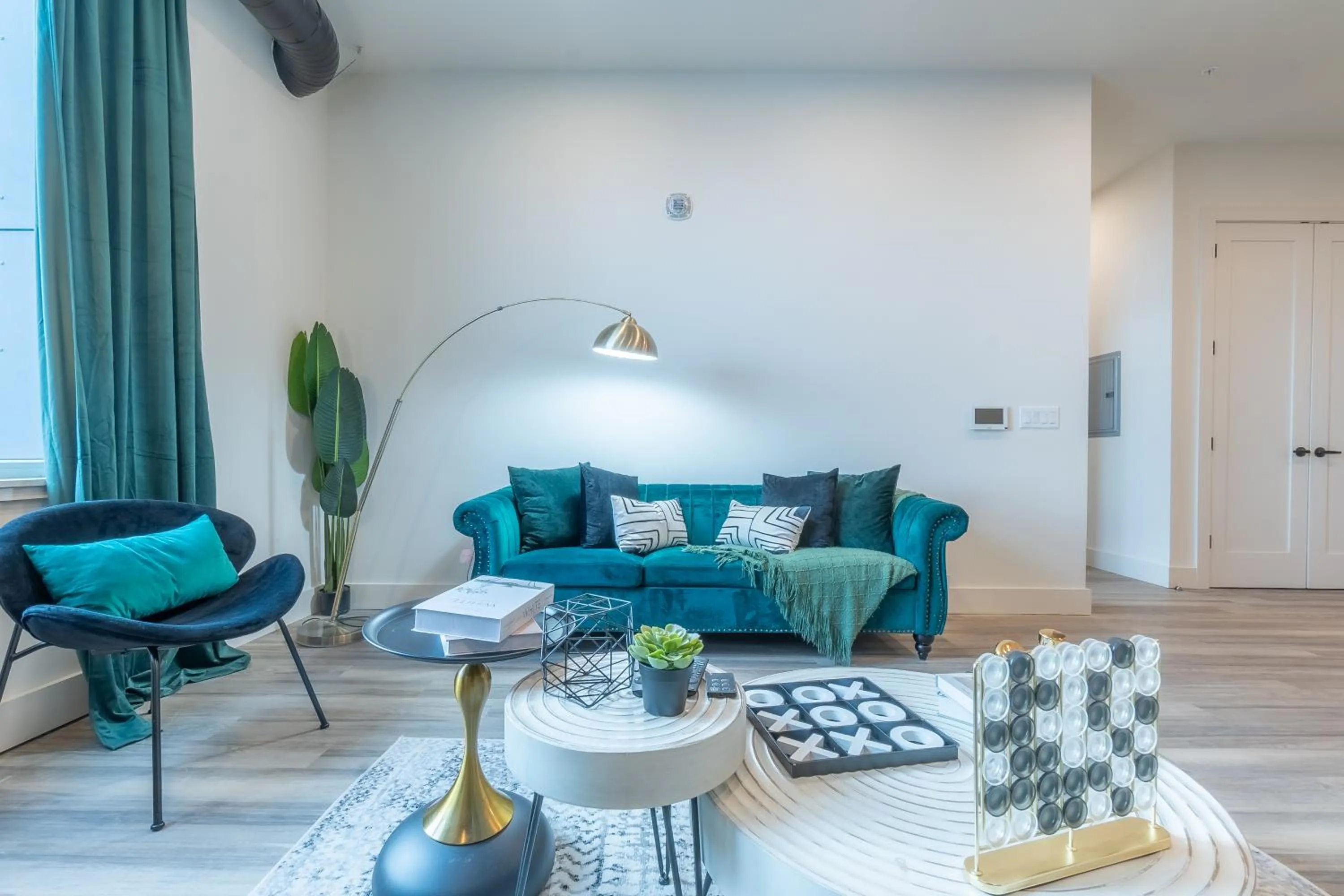 Emerald Escape, Free Parking, 2 Bath, Sleeps 8 Near American Dream and The Airport, King Bed and 2 Queen Beds, Washer and Dryer