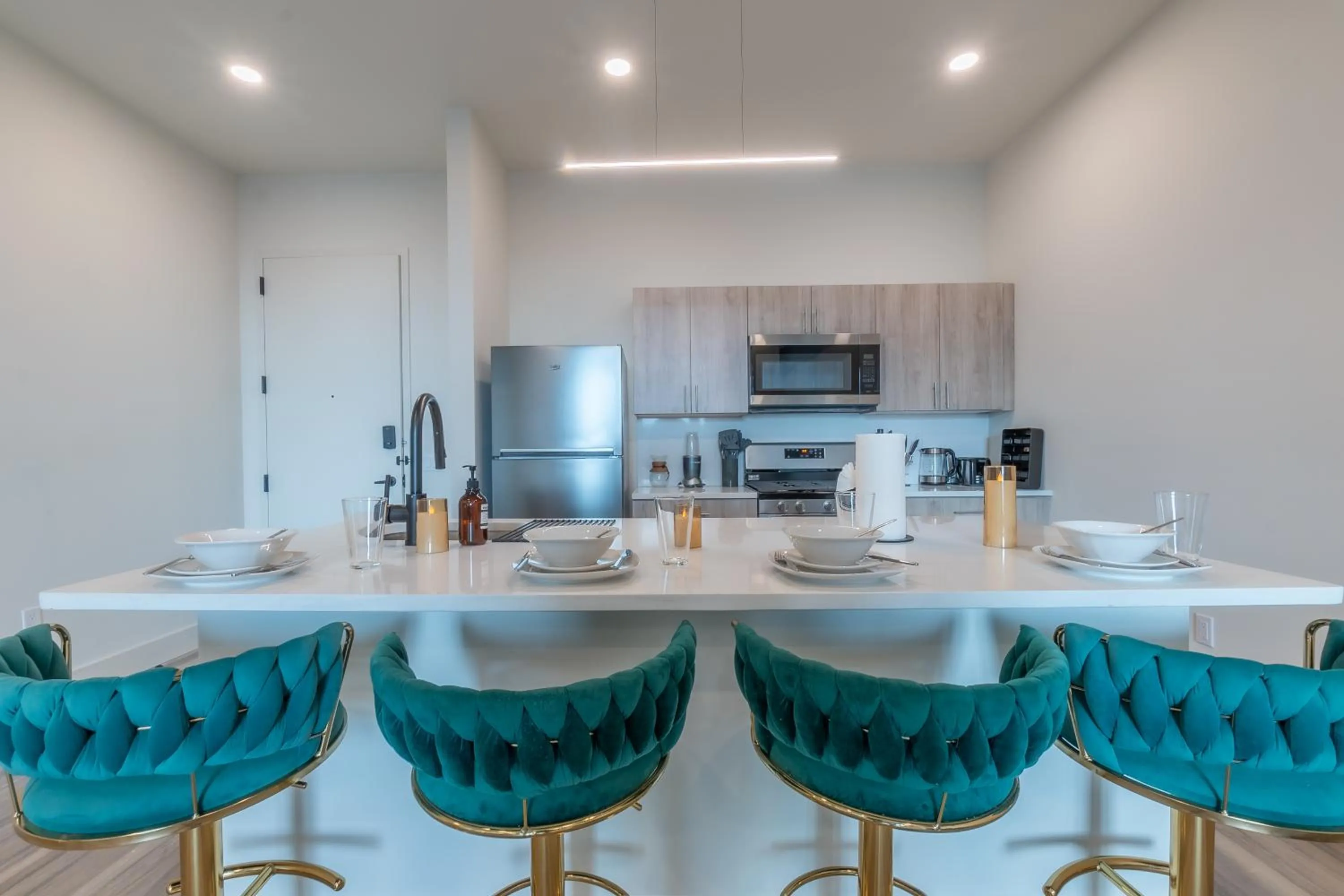 Kitchen or kitchenette in Emerald Escape, Free Parking, 2 Bath, Sleeps 8 Near American Dream and The Airport, King Bed and 2 Queen Beds, Washer and Dryer