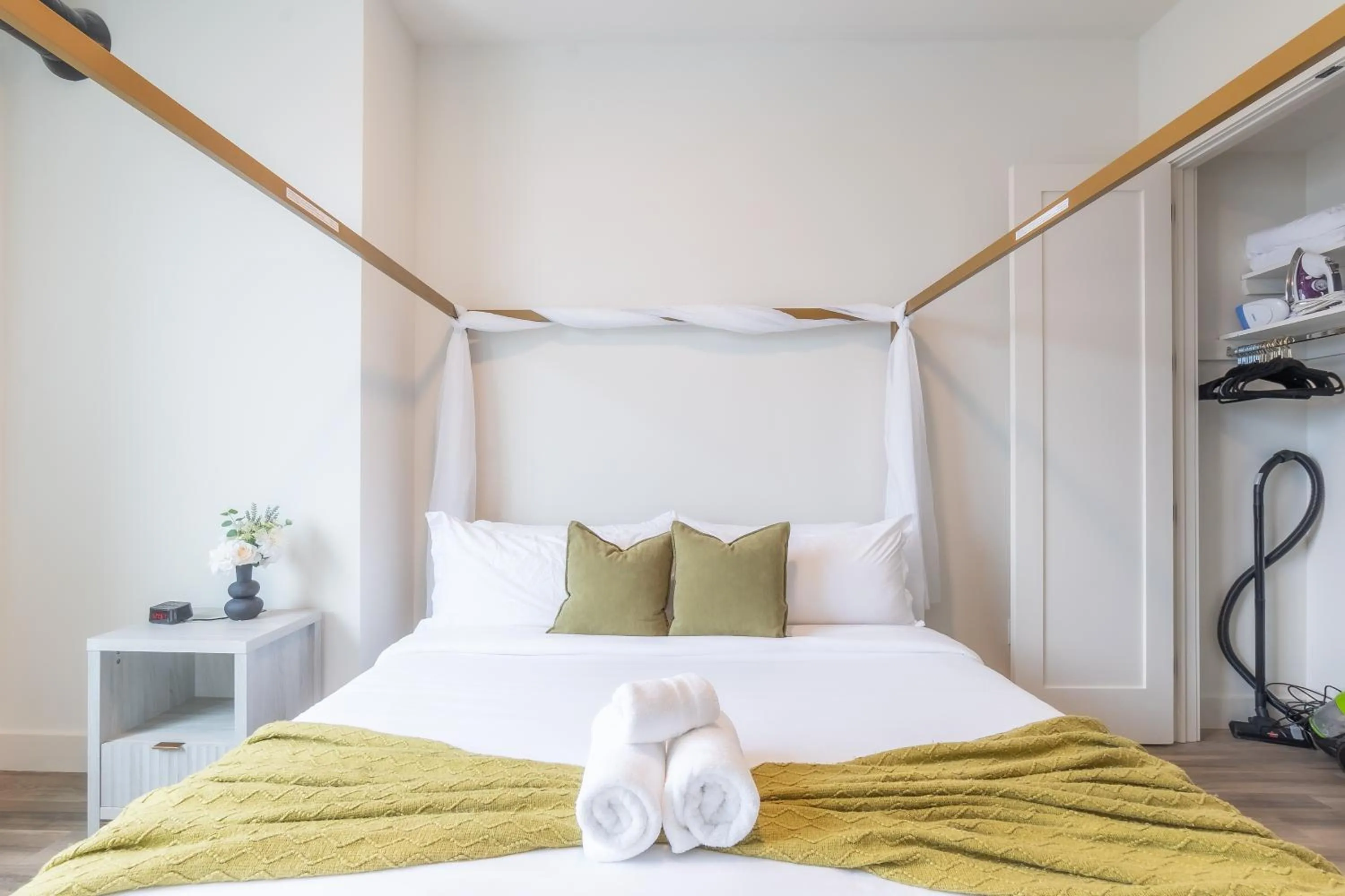 Bed in Emerald Escape, Free Parking, 2 Bath, Sleeps 8 Near American Dream and The Airport, King Bed and 2 Queen Beds, Washer and Dryer