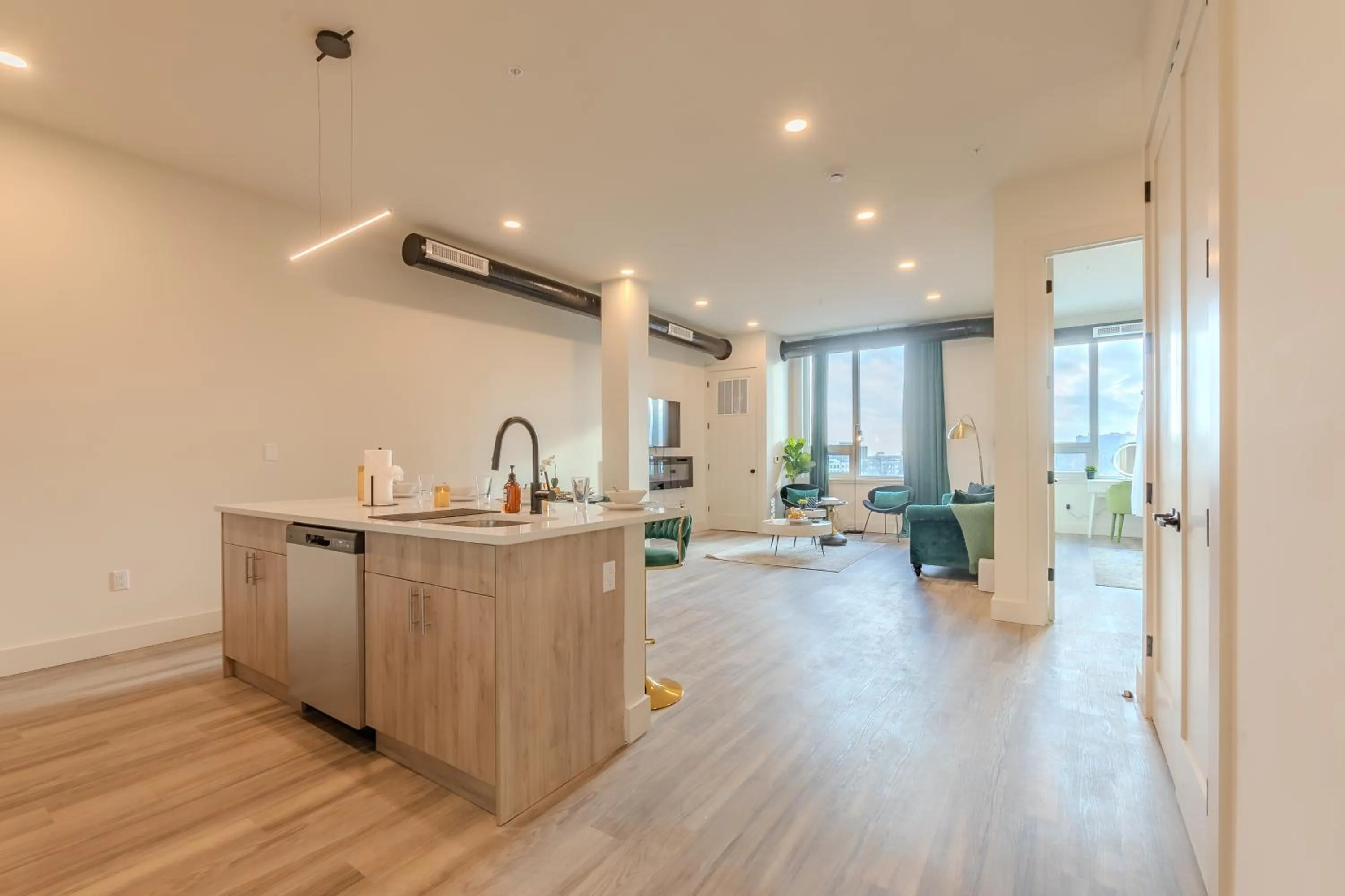 Kitchen or kitchenette in Emerald Escape, Free Parking, 2 Bath, Sleeps 8 Near American Dream and The Airport, King Bed and 2 Queen Beds, Washer and Dryer