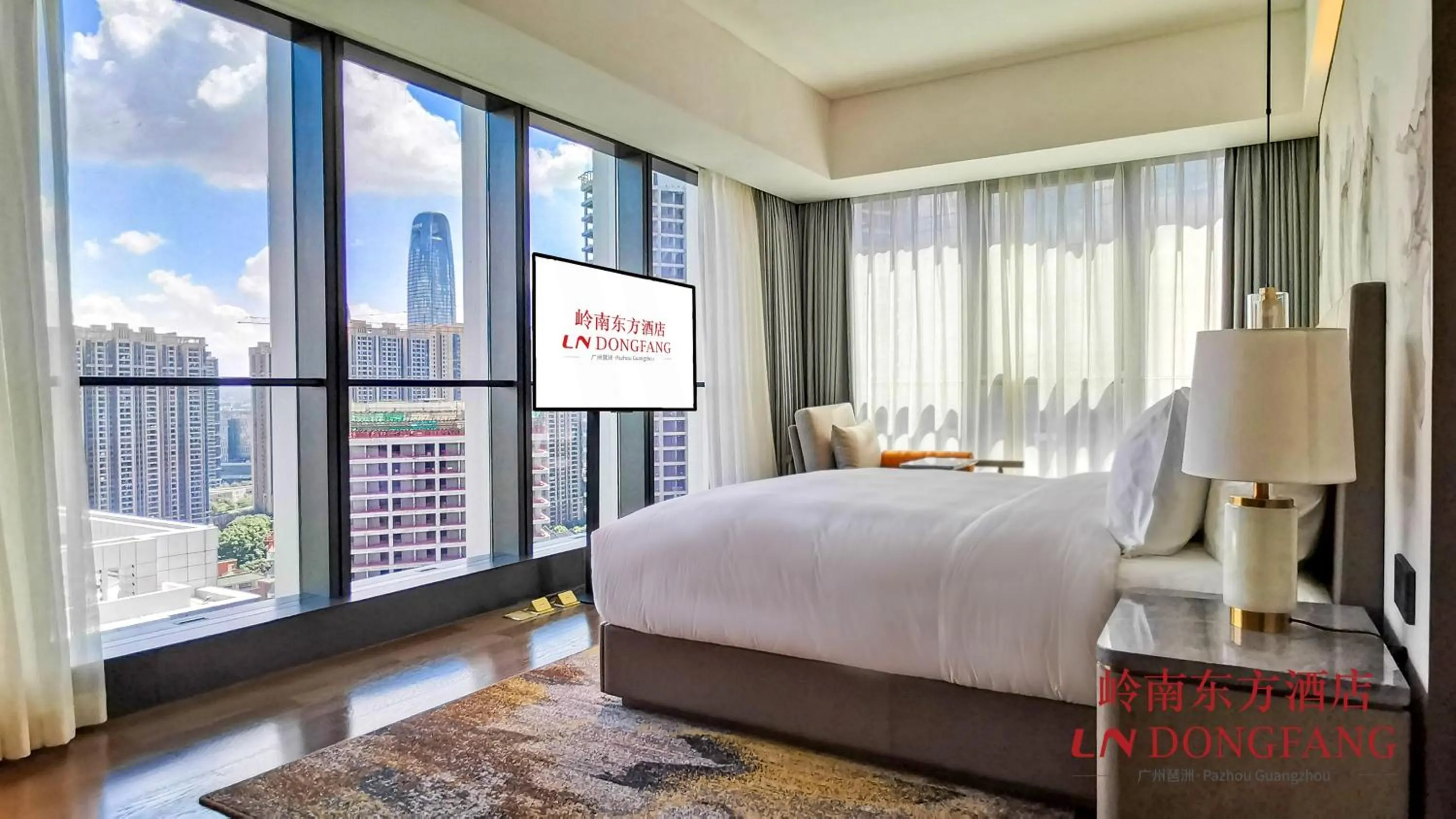 Photo of the whole room, Bed in Guangzhou Pazhou LN DongFang Hotel