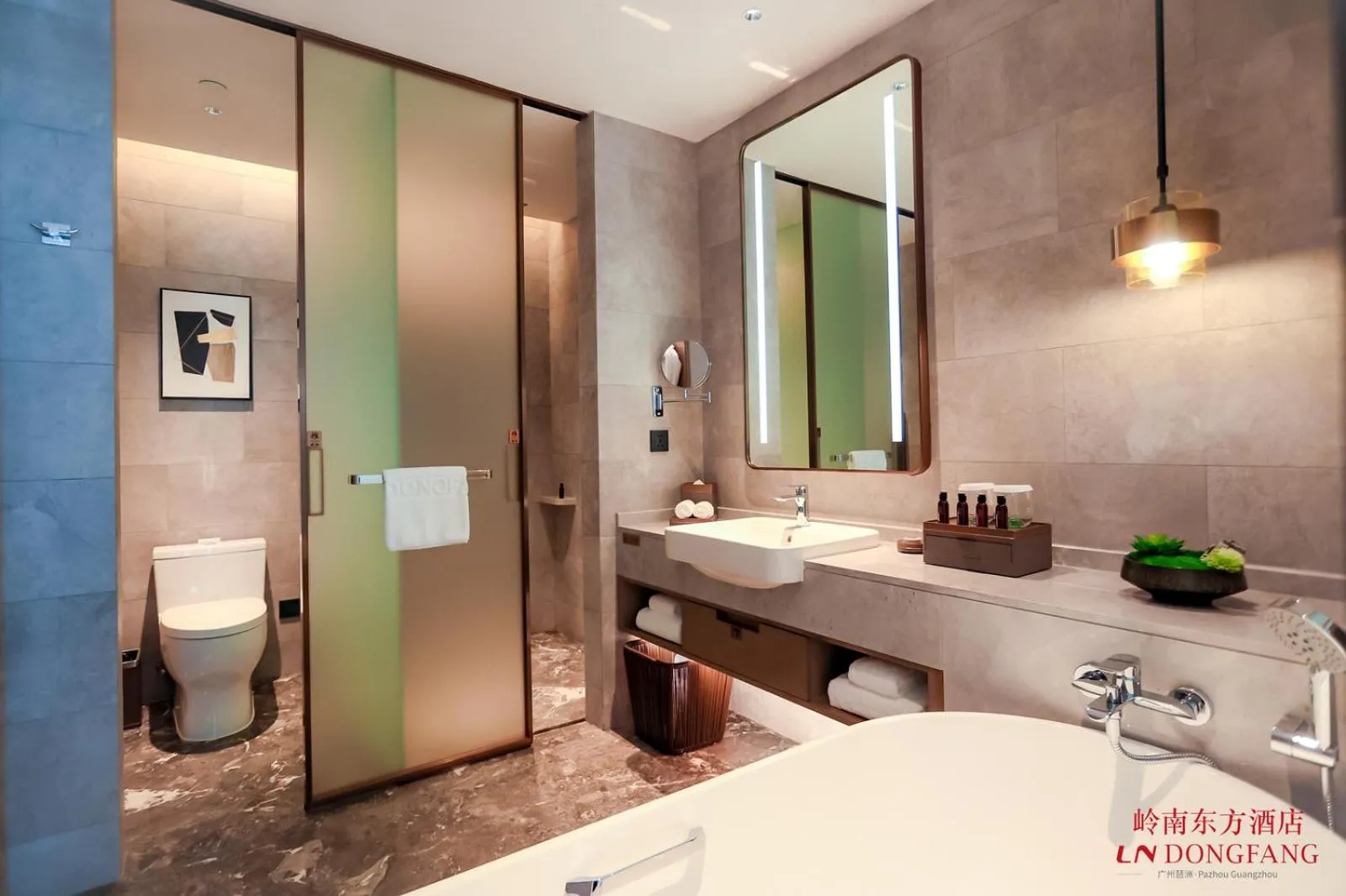 Toilet in Guangzhou Pazhou LN DongFang Hotel