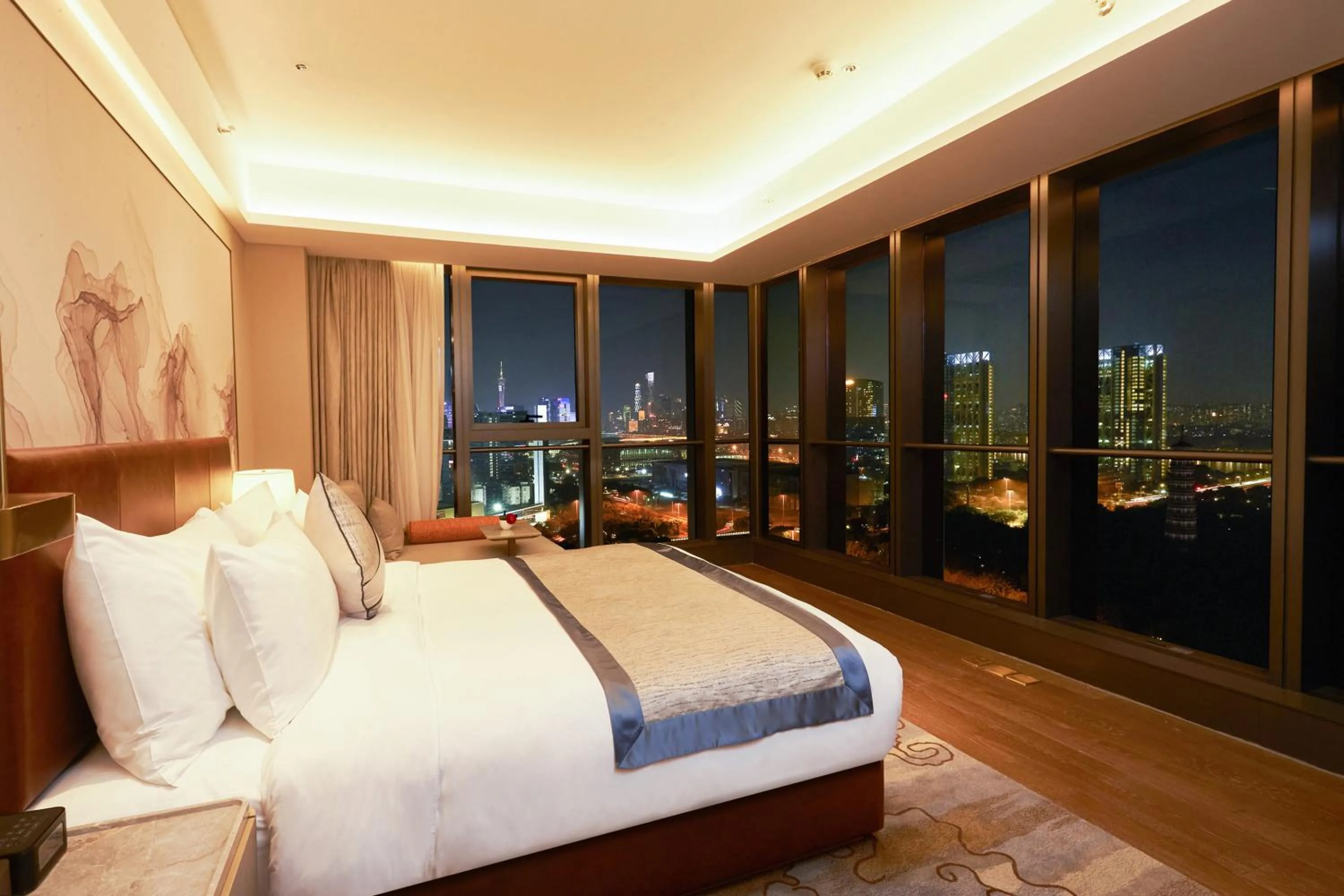 Night, Bed in Guangzhou Pazhou LN DongFang Hotel