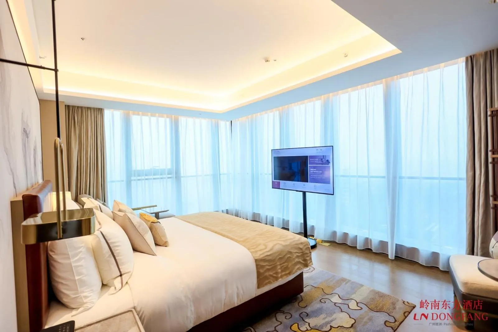 Photo of the whole room, Bed in Guangzhou Pazhou LN DongFang Hotel