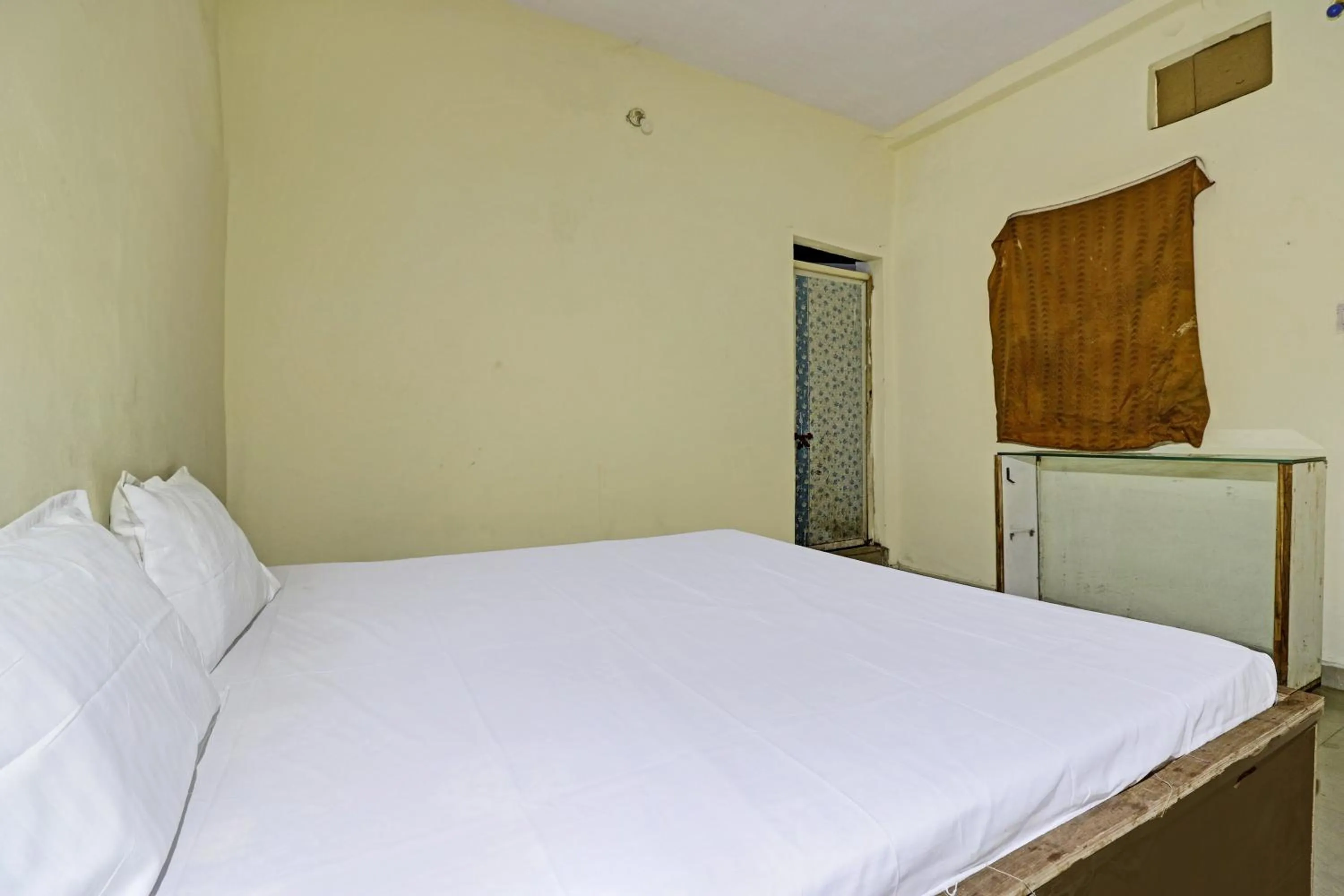 Bedroom in SPOT ON 81062 Moonlight Hotel