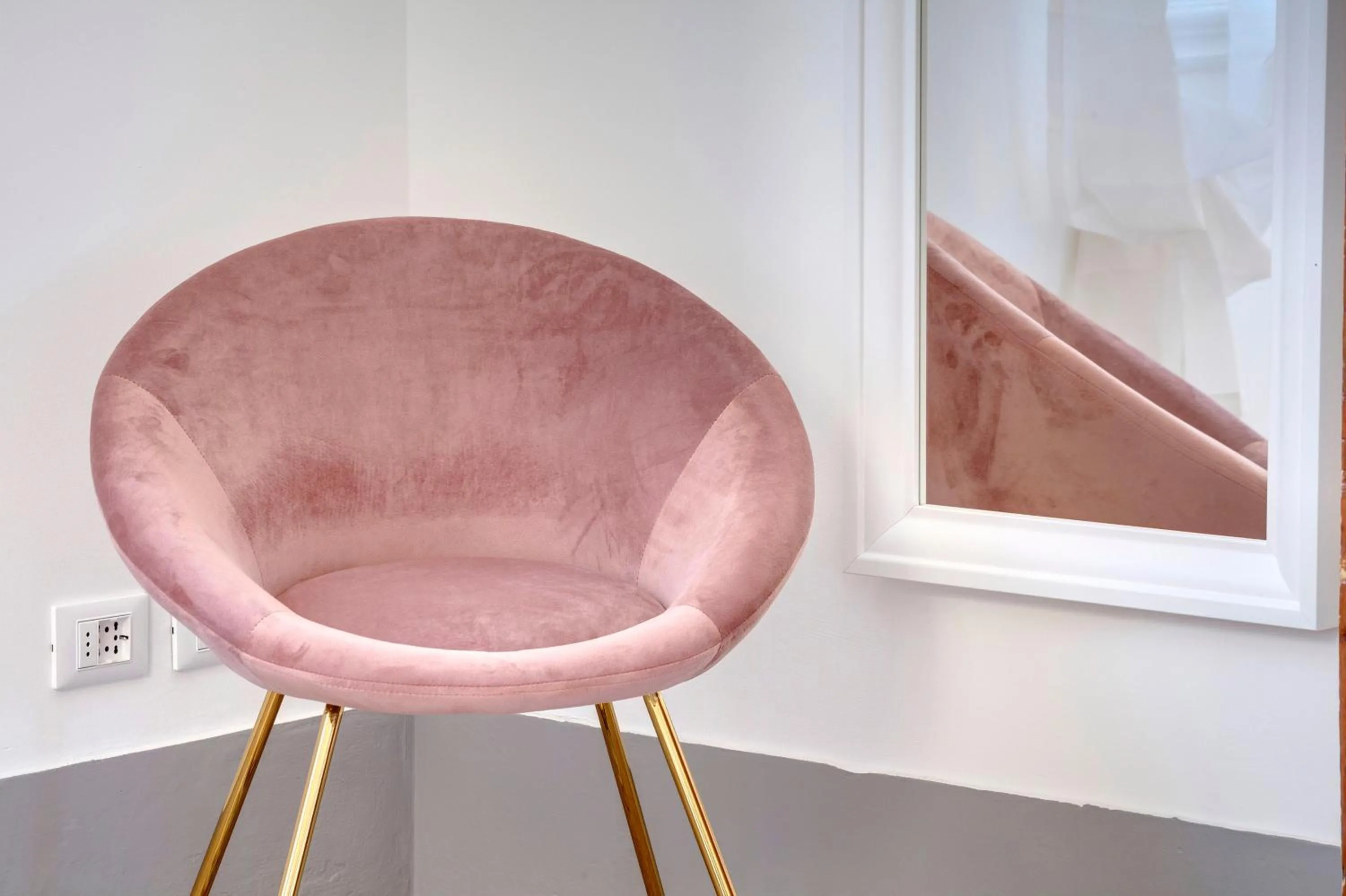 Living room in Magenta Apartment by Mamo Florence