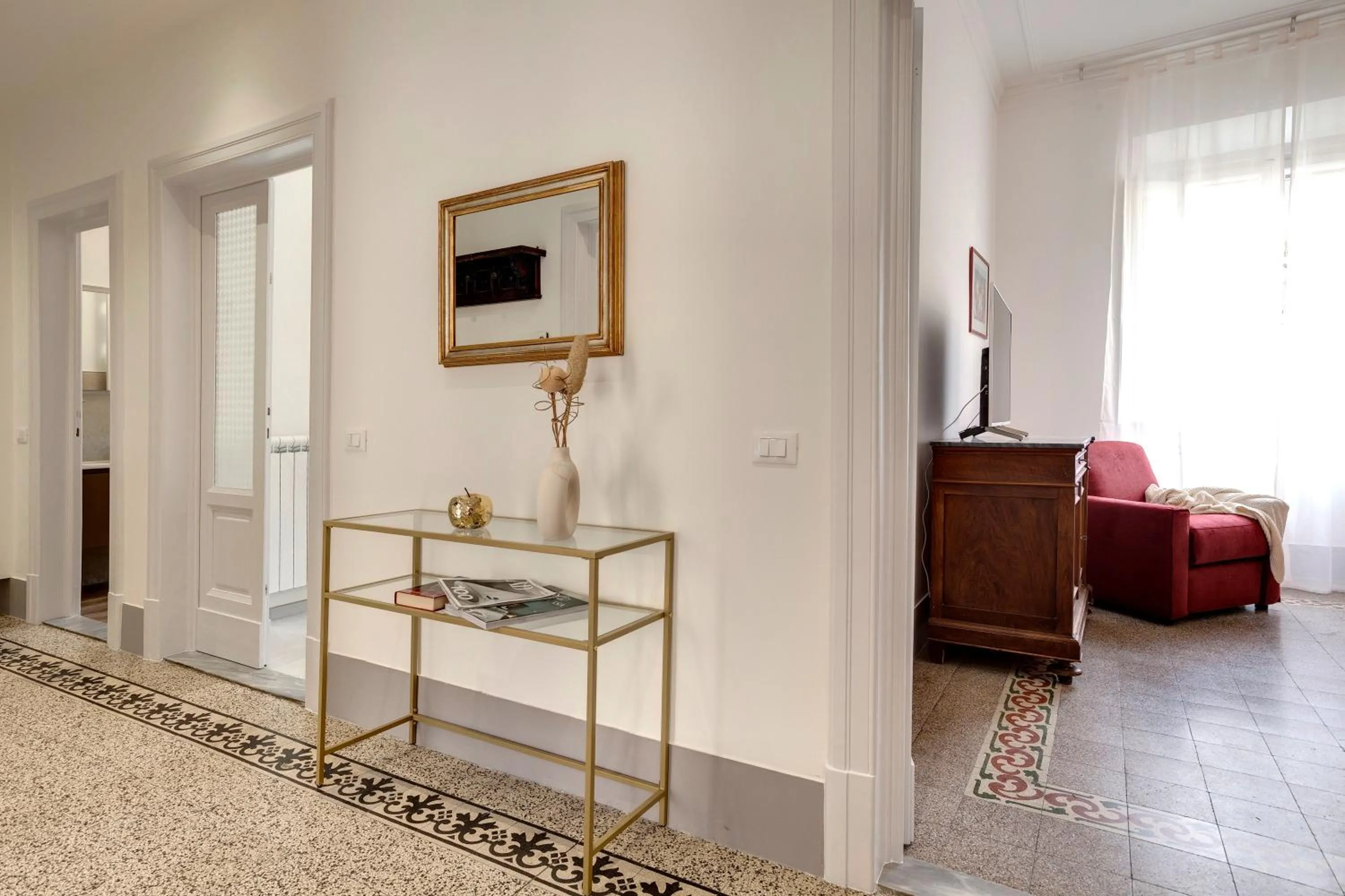 Living room in Magenta Apartment by Mamo Florence