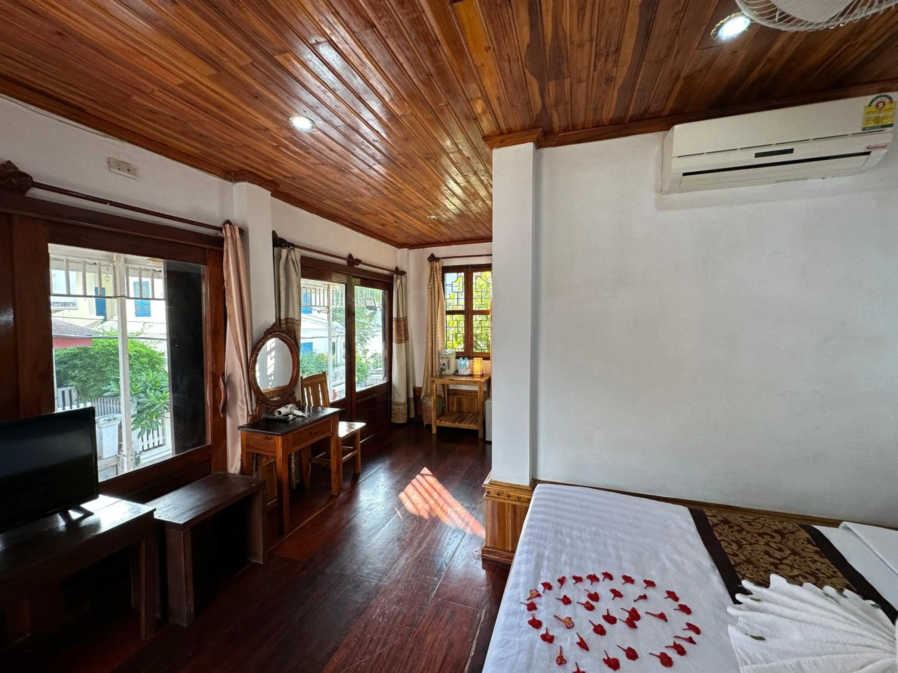 Photo of the whole room, Bed in Villa Thida Mekong Riverside