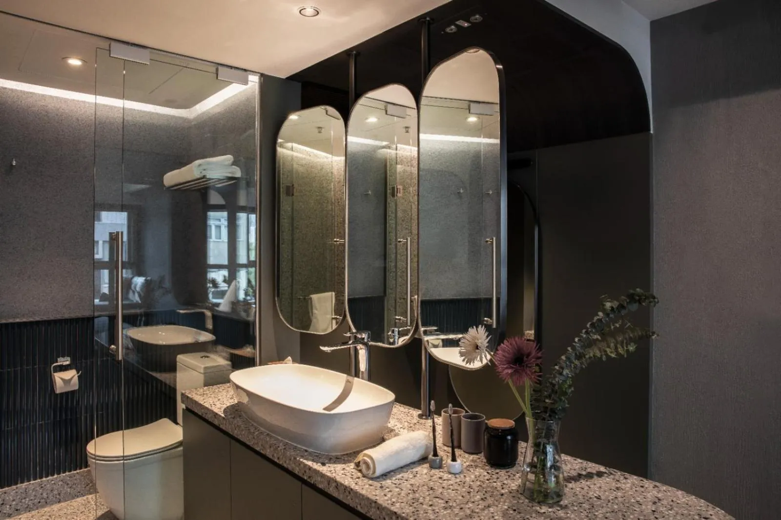 Toilet in Hillwood House Hotel