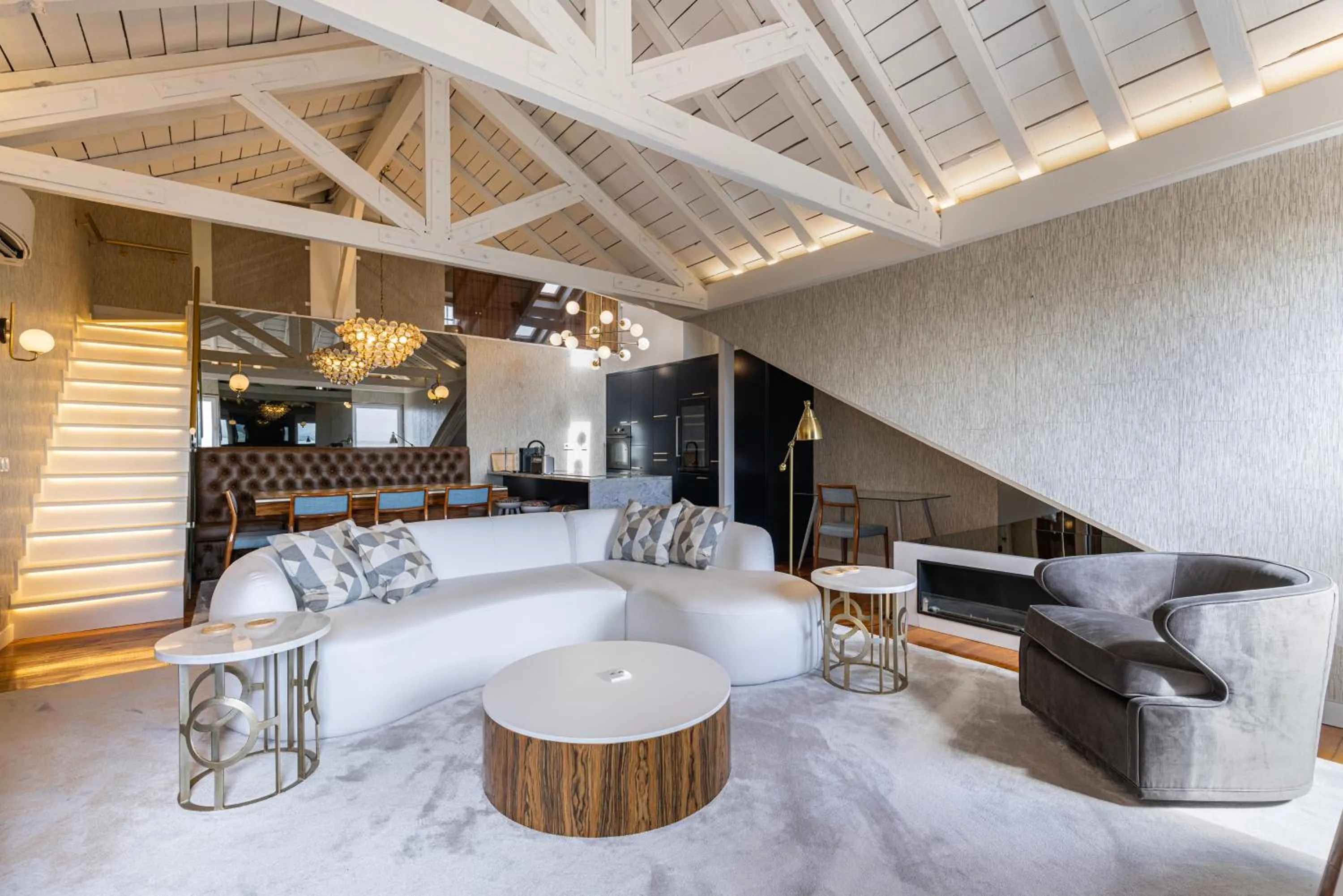 Luxury Duplex W/ River View by LovelyStay