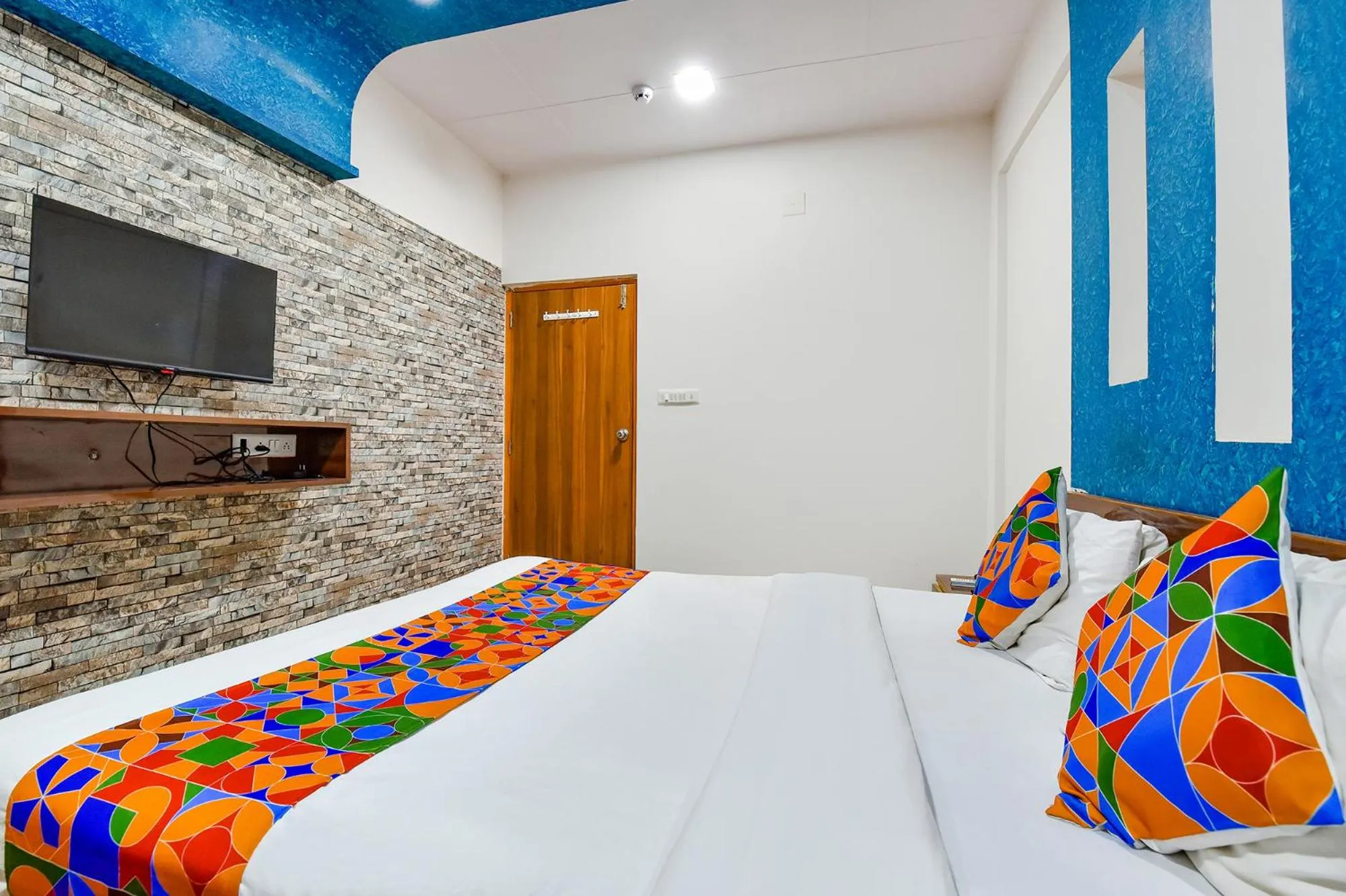 Communal lounge/ TV room, Bed in FabHotel Raj Ratna - Nr Ashram Road