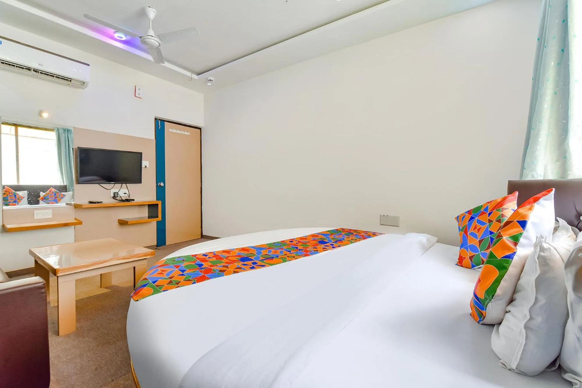 Communal lounge/ TV room, Bed in FabHotel Raj Ratna - Nr Ashram Road