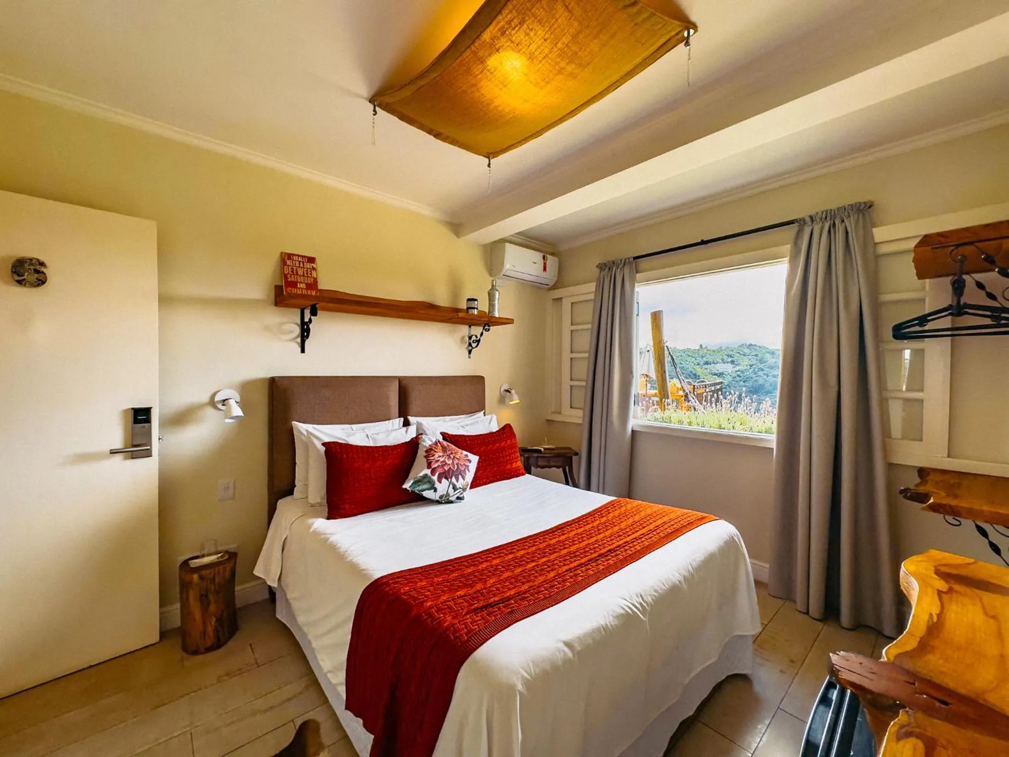 View (from property/room), Bed in Pousada Ville Le Mont - Campos do Jordao
