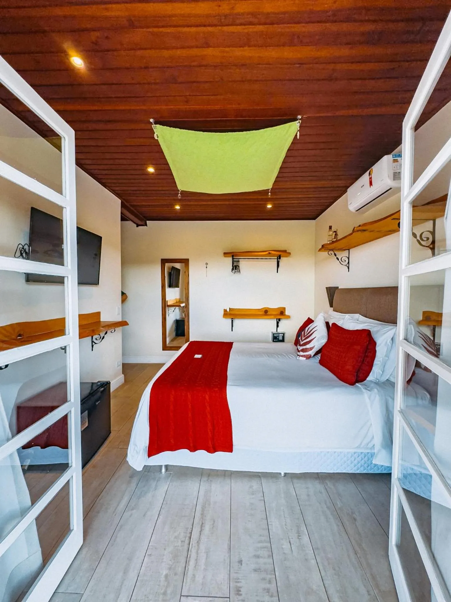 Photo of the whole room, Bed in Pousada Ville Le Mont - Campos do Jordao