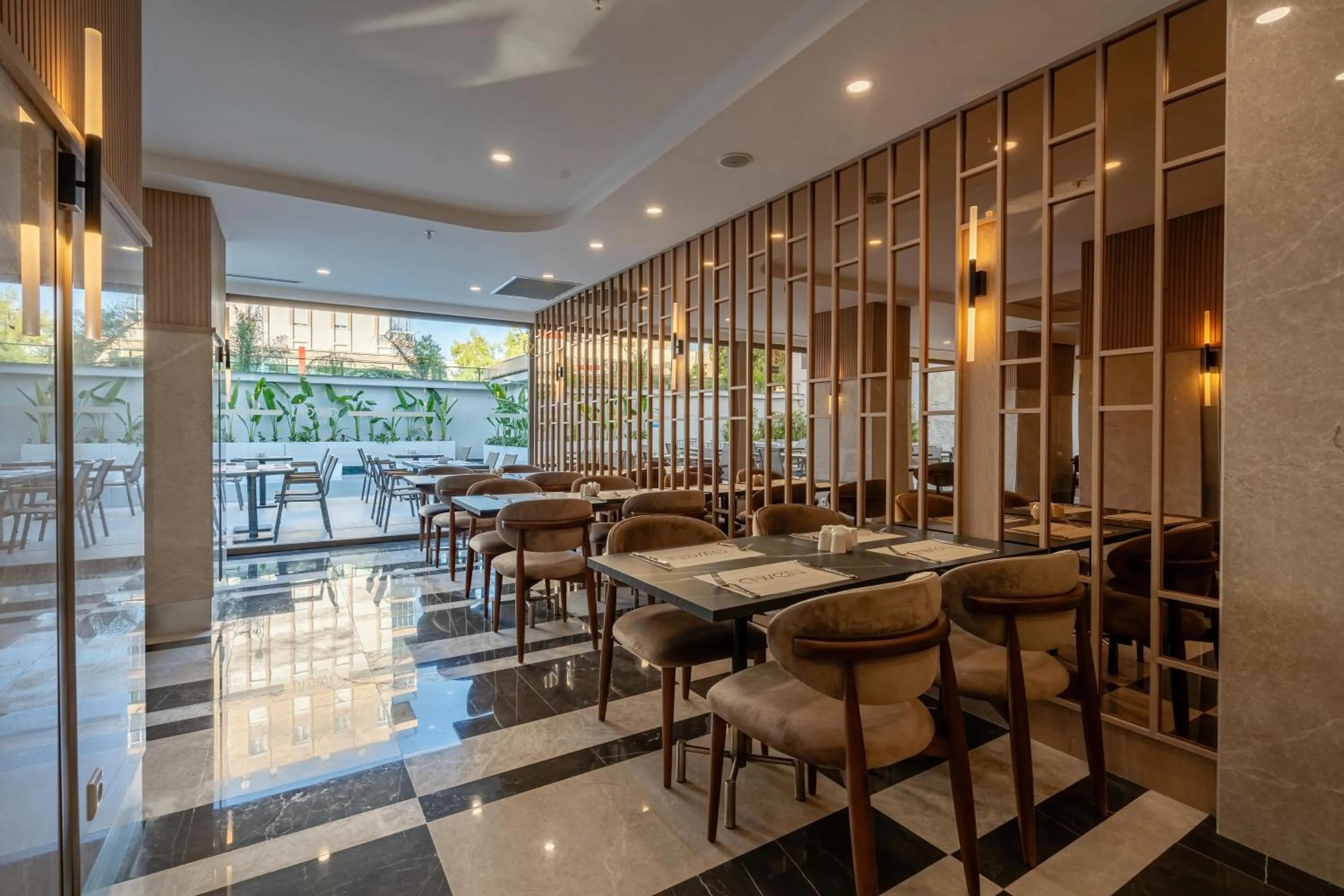 Restaurant/places to eat in Awen Lara Hotel