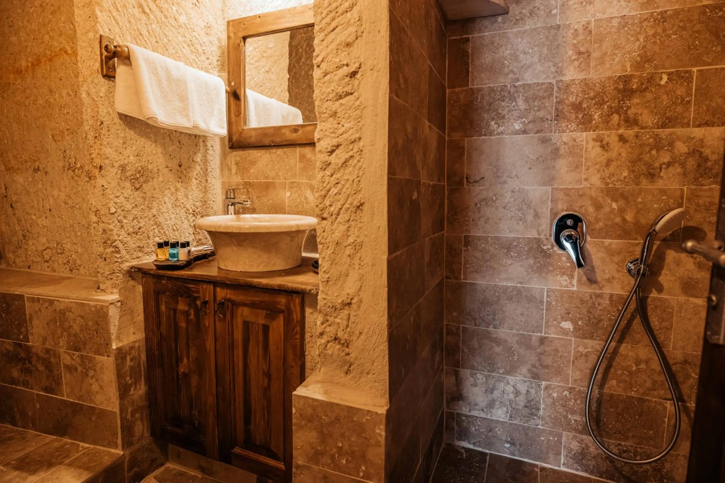 Shower in Bayar Cave Suites Special Class