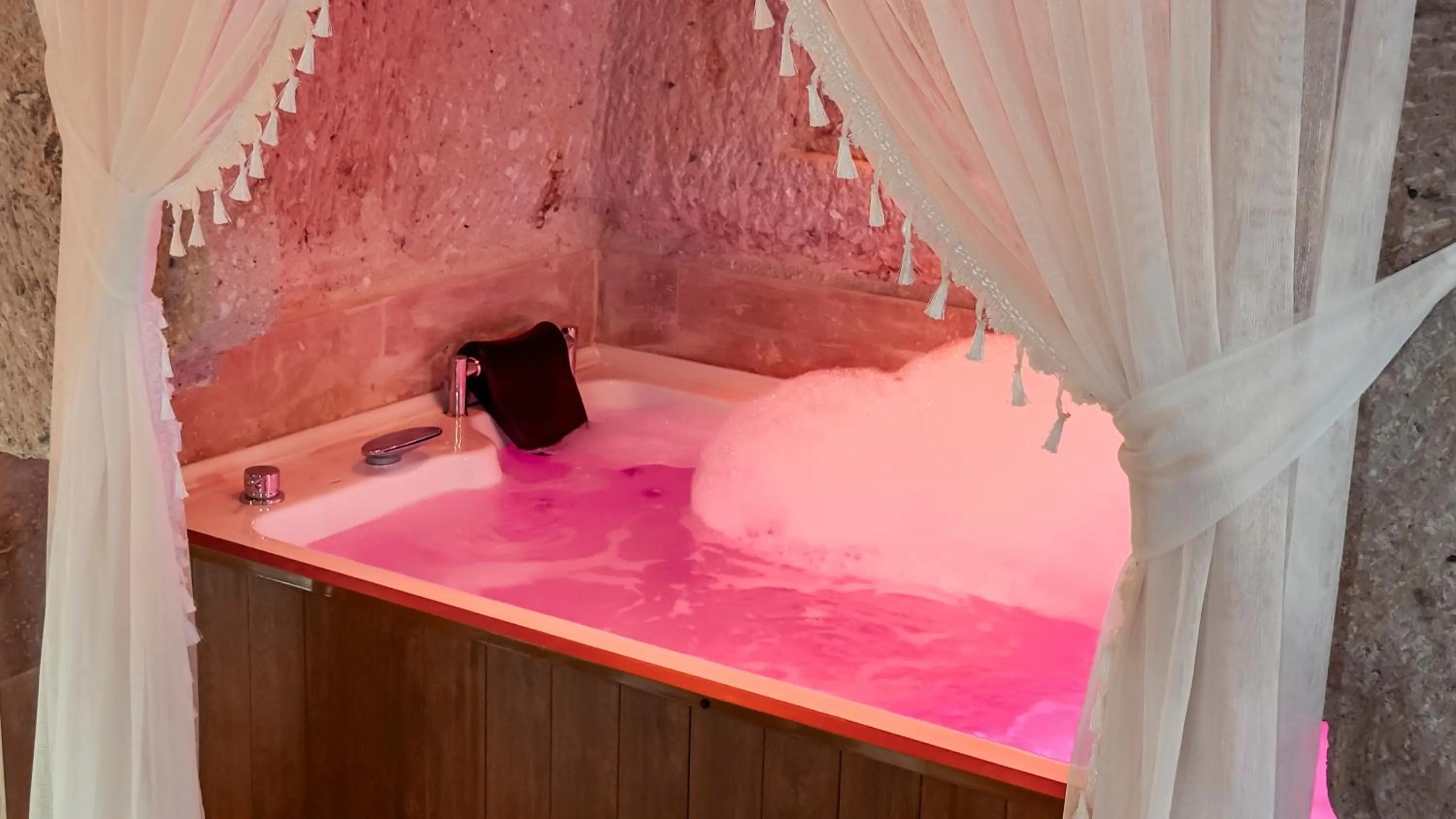 Hot Tub in Bayar Cave Suites Special Class