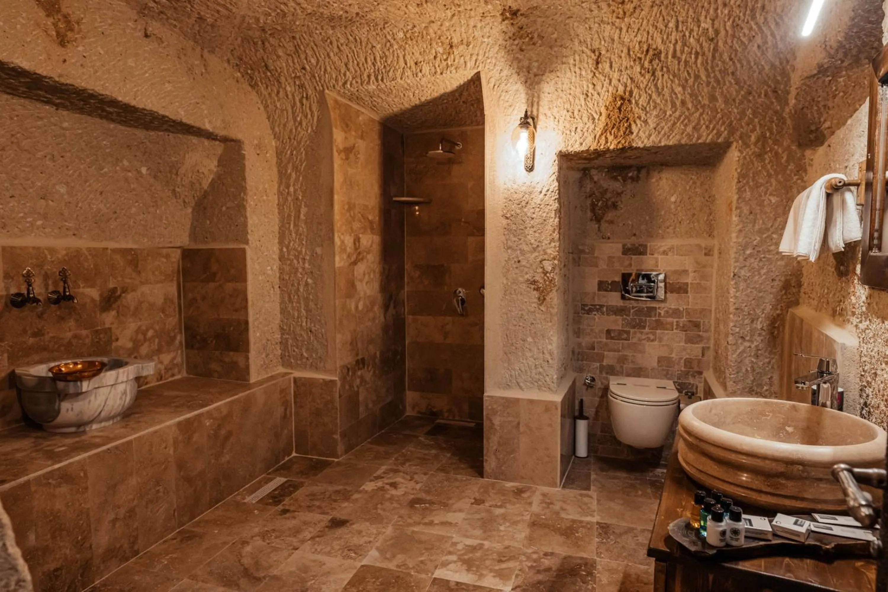 Shower in Bayar Cave Suites Special Class
