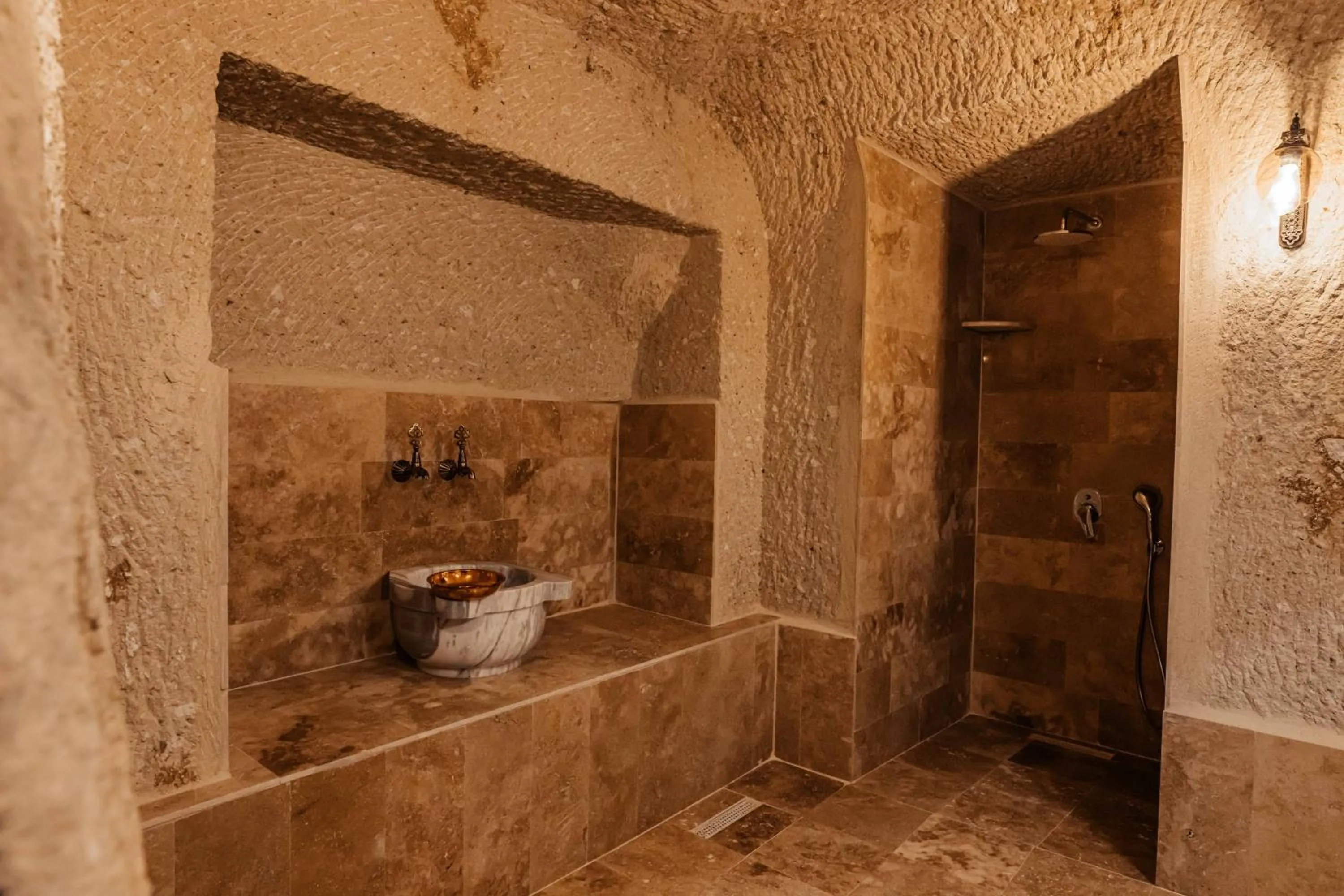 Shower in Bayar Cave Suites Special Class