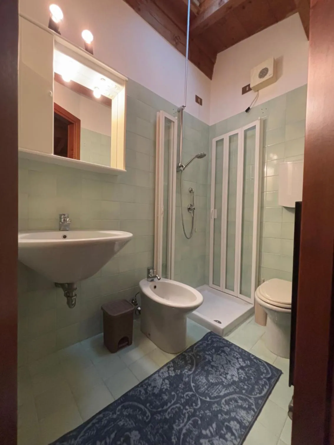 Shower in VERONETTA 52