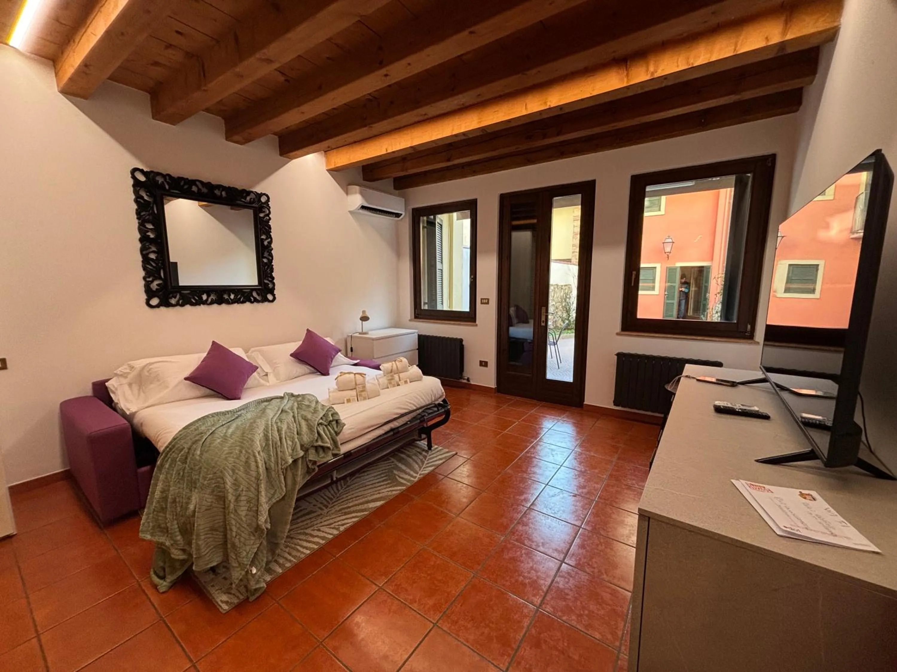 Communal lounge/ TV room, Bed in VERONETTA 52