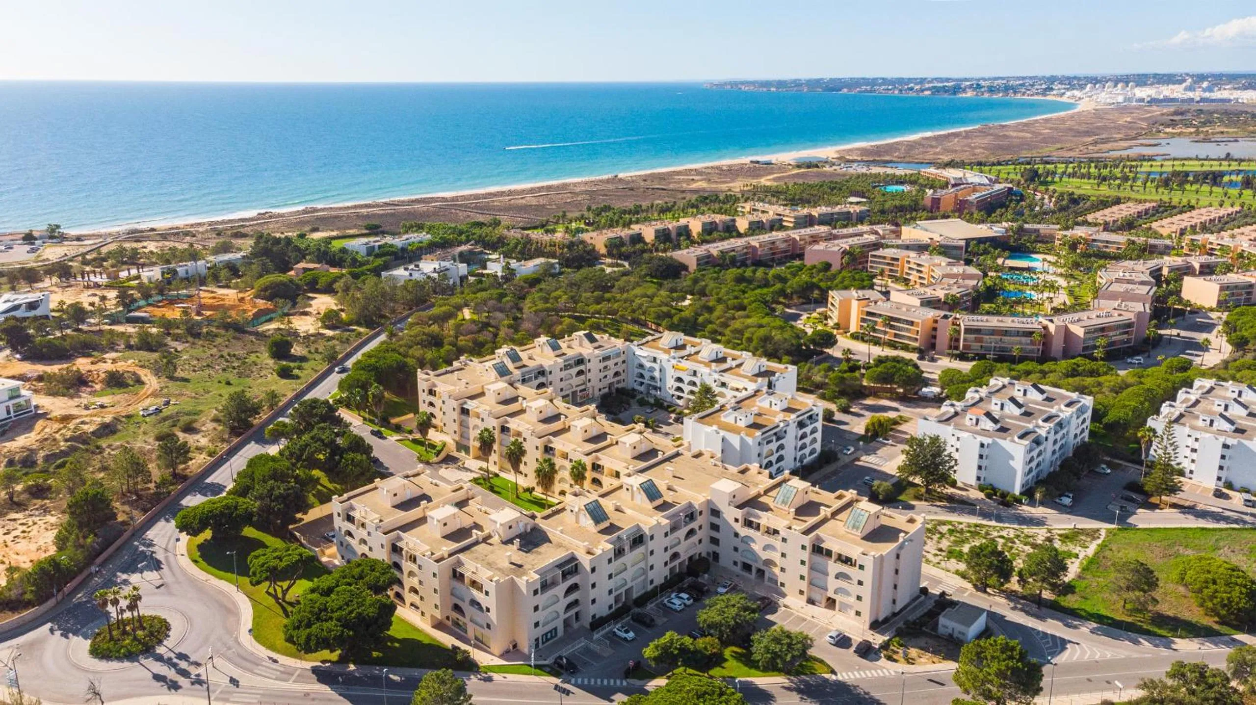 Salgados Sunny Beach Apt - 7 min walk from Beach by Lisbeyond