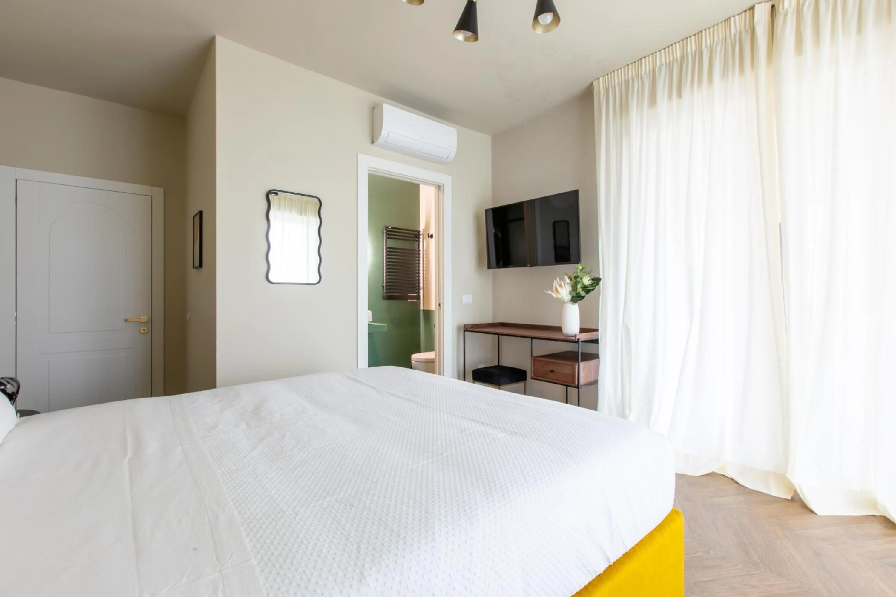 Photo of the whole room, Bed in Daplace - Corso Sempione Suites