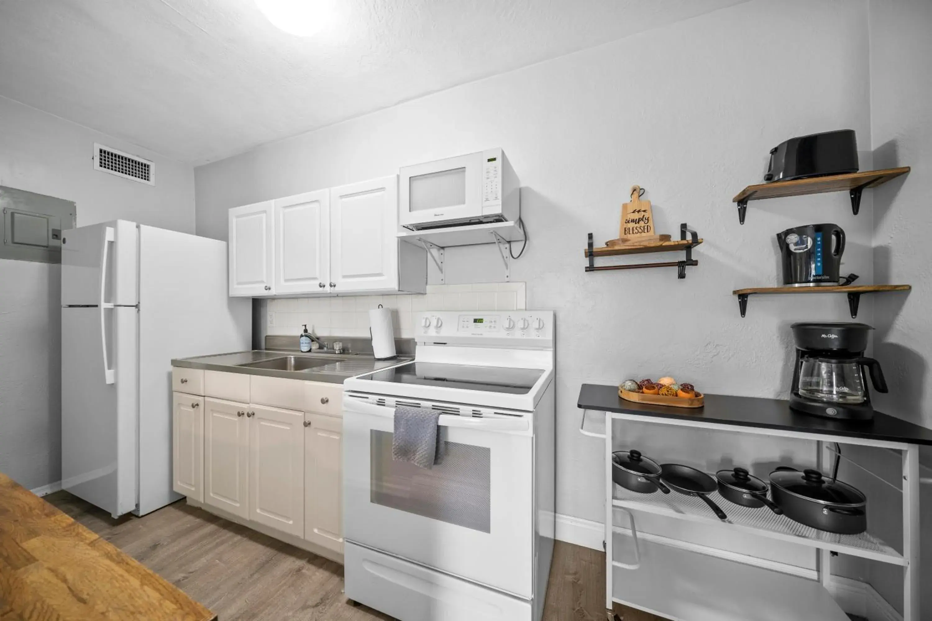 Deluxe One Bedroom Queen with Kitchen and Sofa Bed in The Leeward Apartments By Lowkl Deluxe One Bedroom Queen with Kitchen and Sofa Bed in The Leeward Apartments By Lowkl