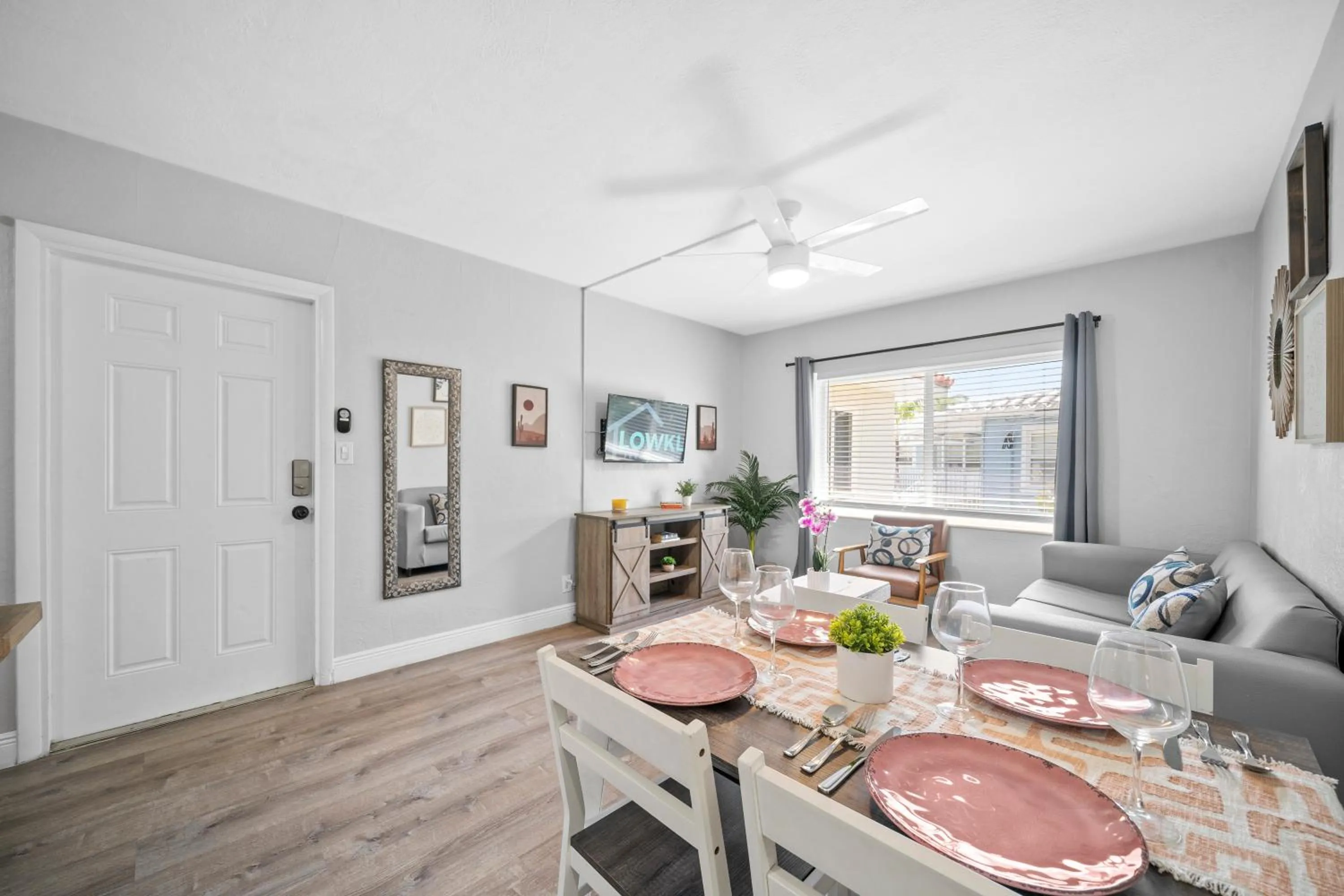 TV and multimedia in The Leeward Apartments By Lowkl