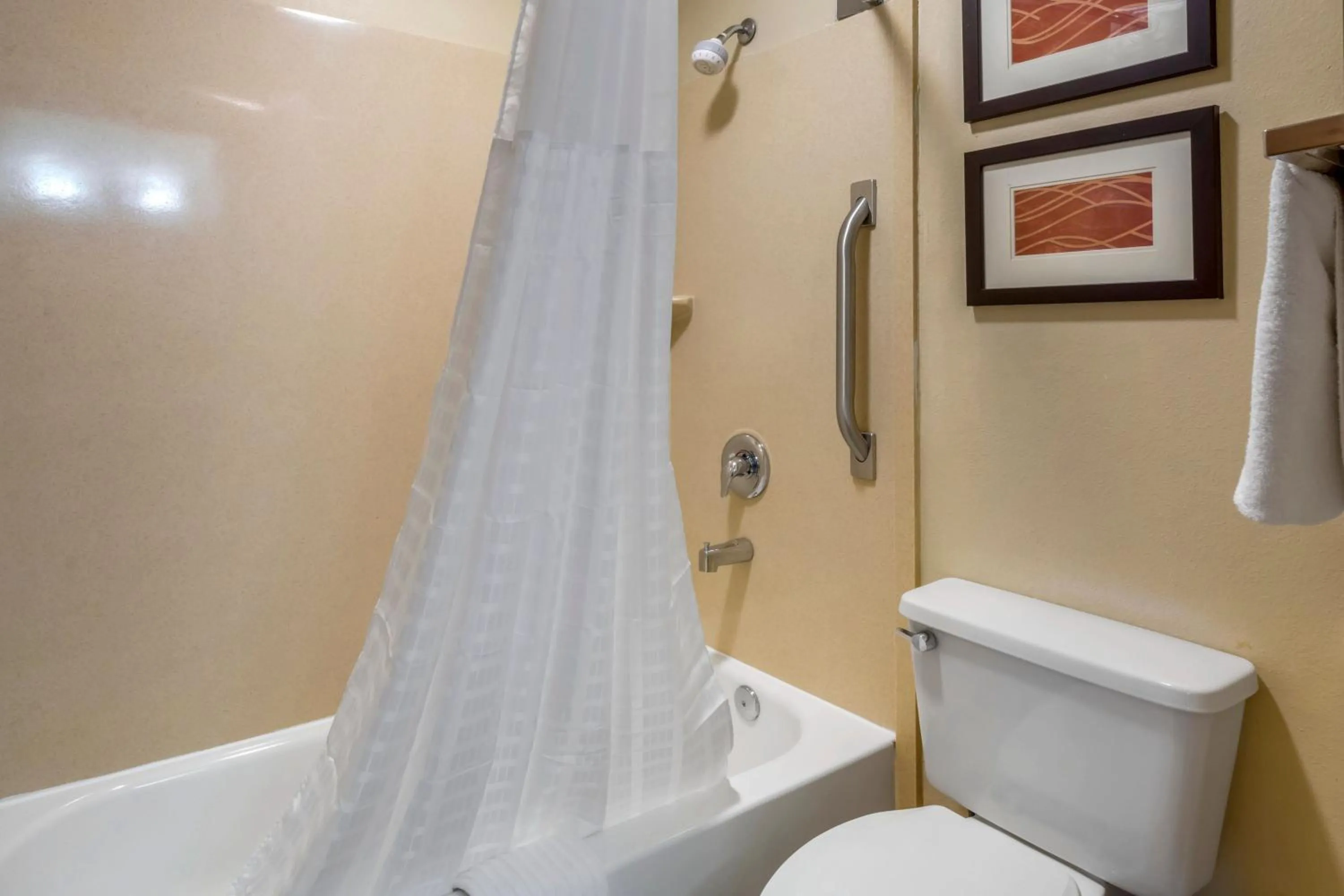 Bathroom in Comfort Inn Colville