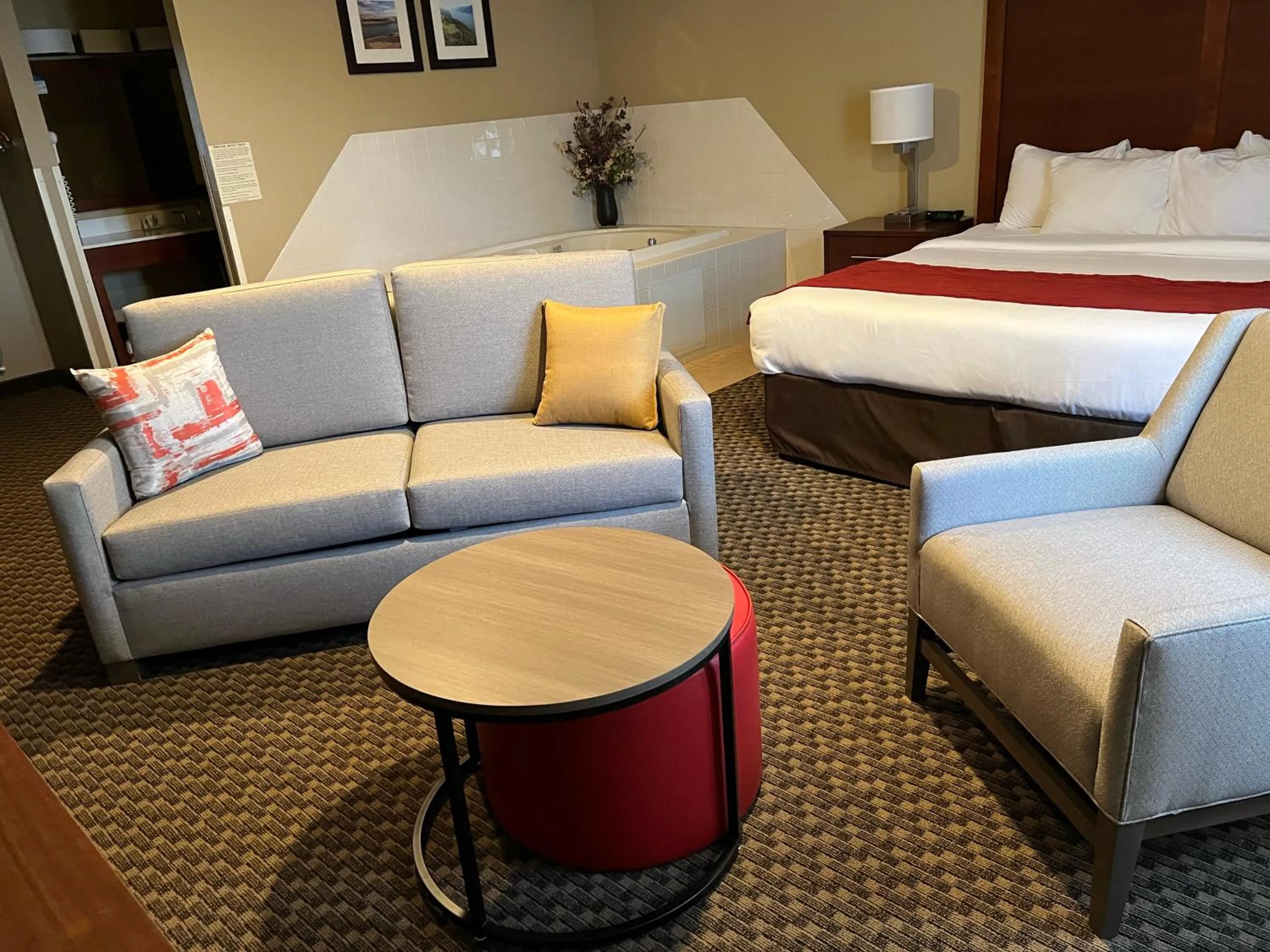 Seating area, Bed in Comfort Inn Colville