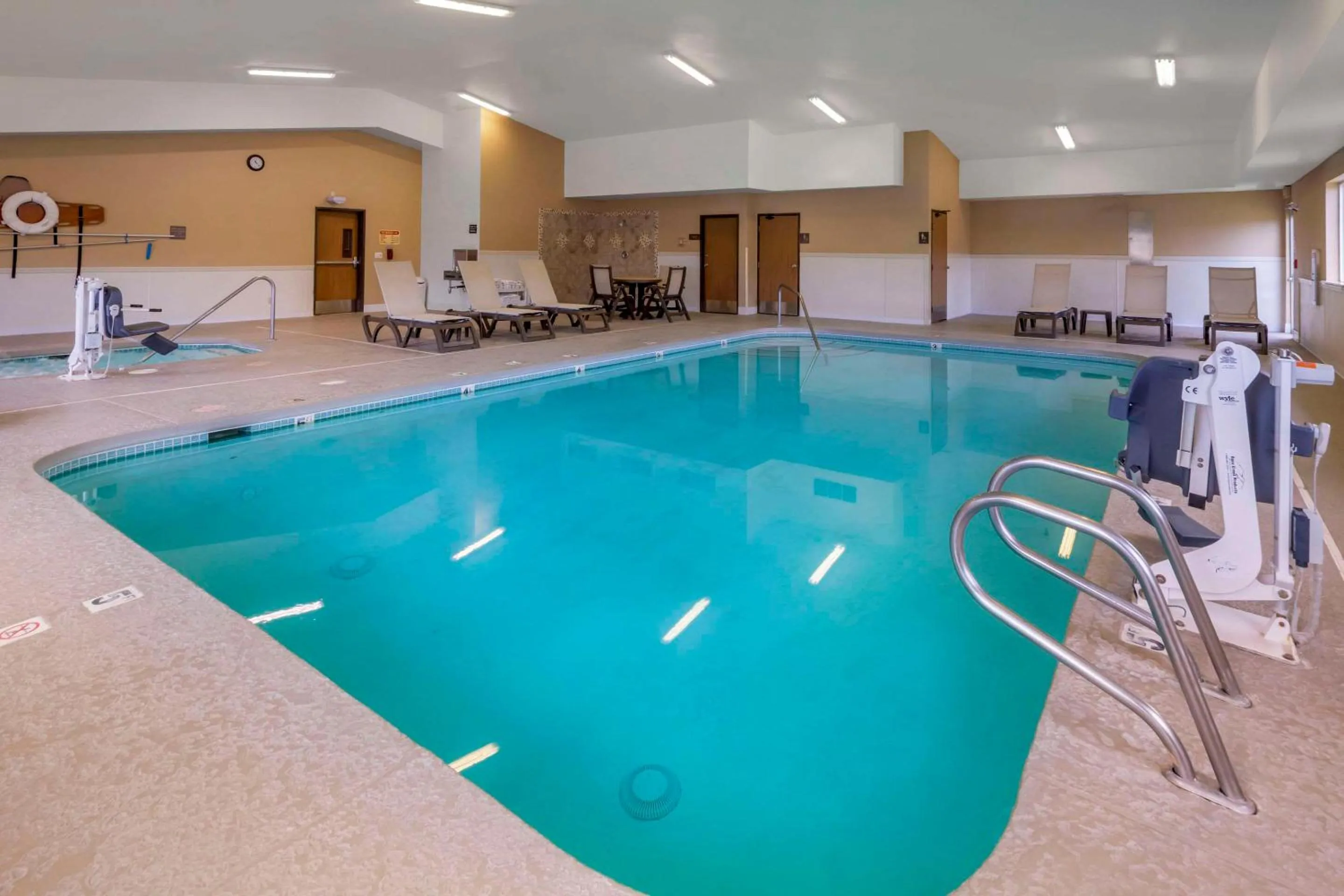 Swimming pool in Comfort Inn Colville