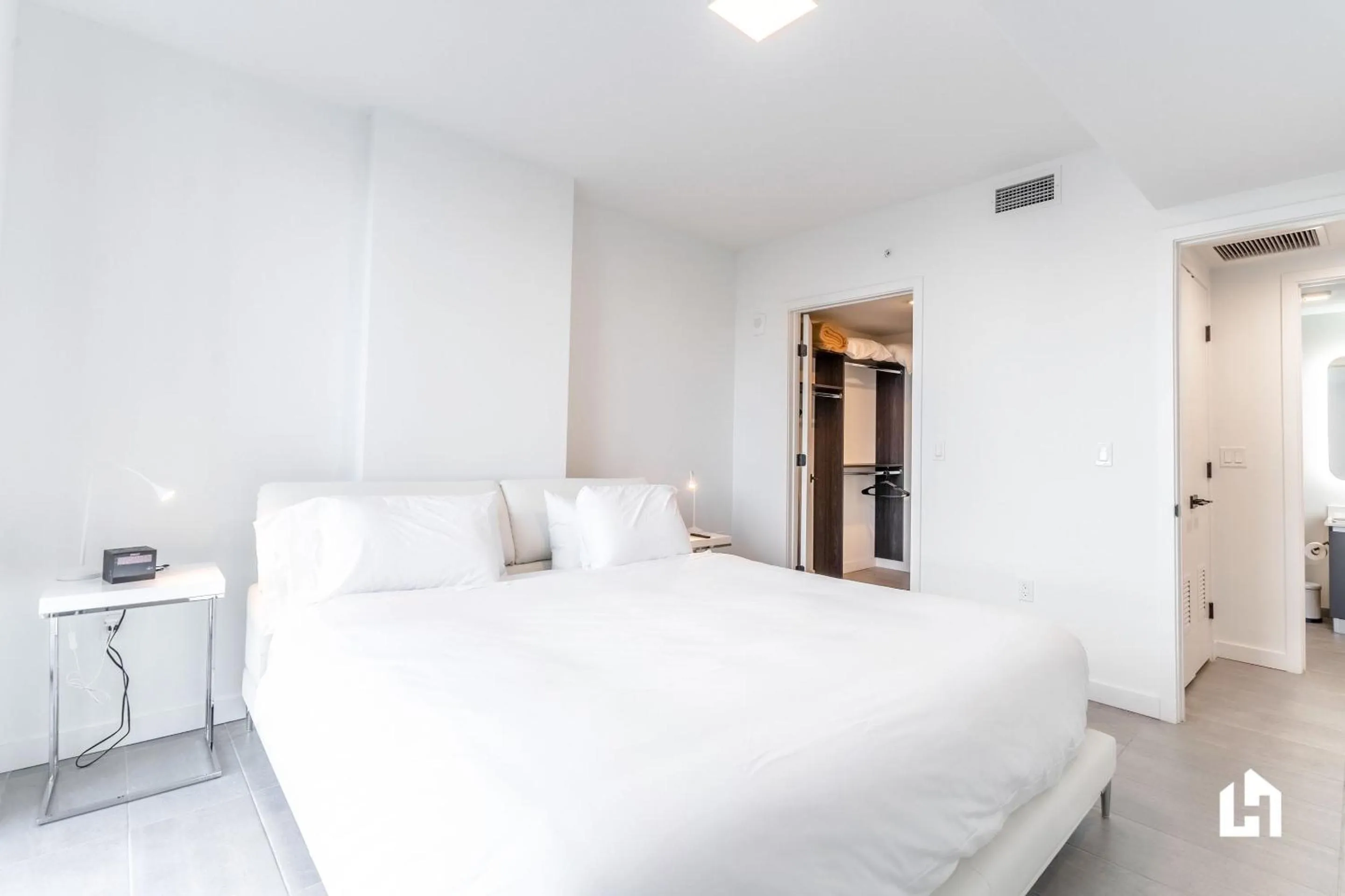 Bed in Downtown Miami Condos by Lua Host