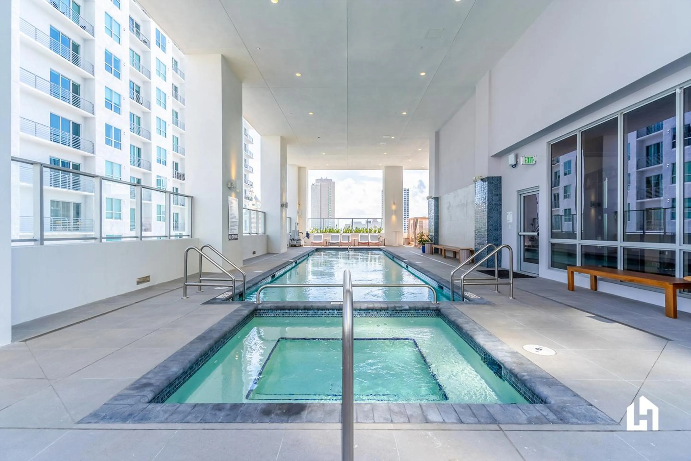 Swimming pool in Downtown Miami Condos by Lua Host