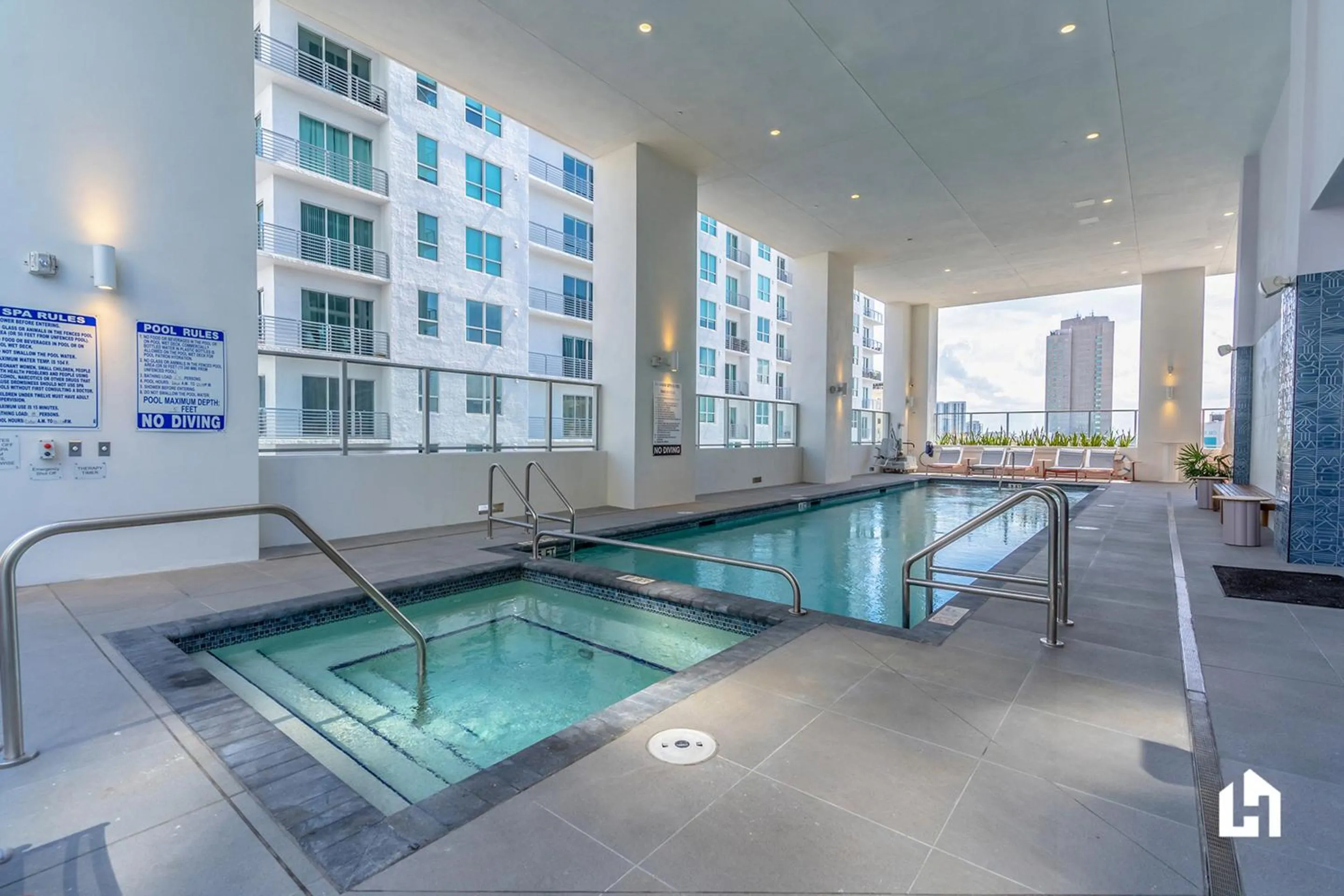 Swimming pool in Downtown Miami Condos by Lua Host