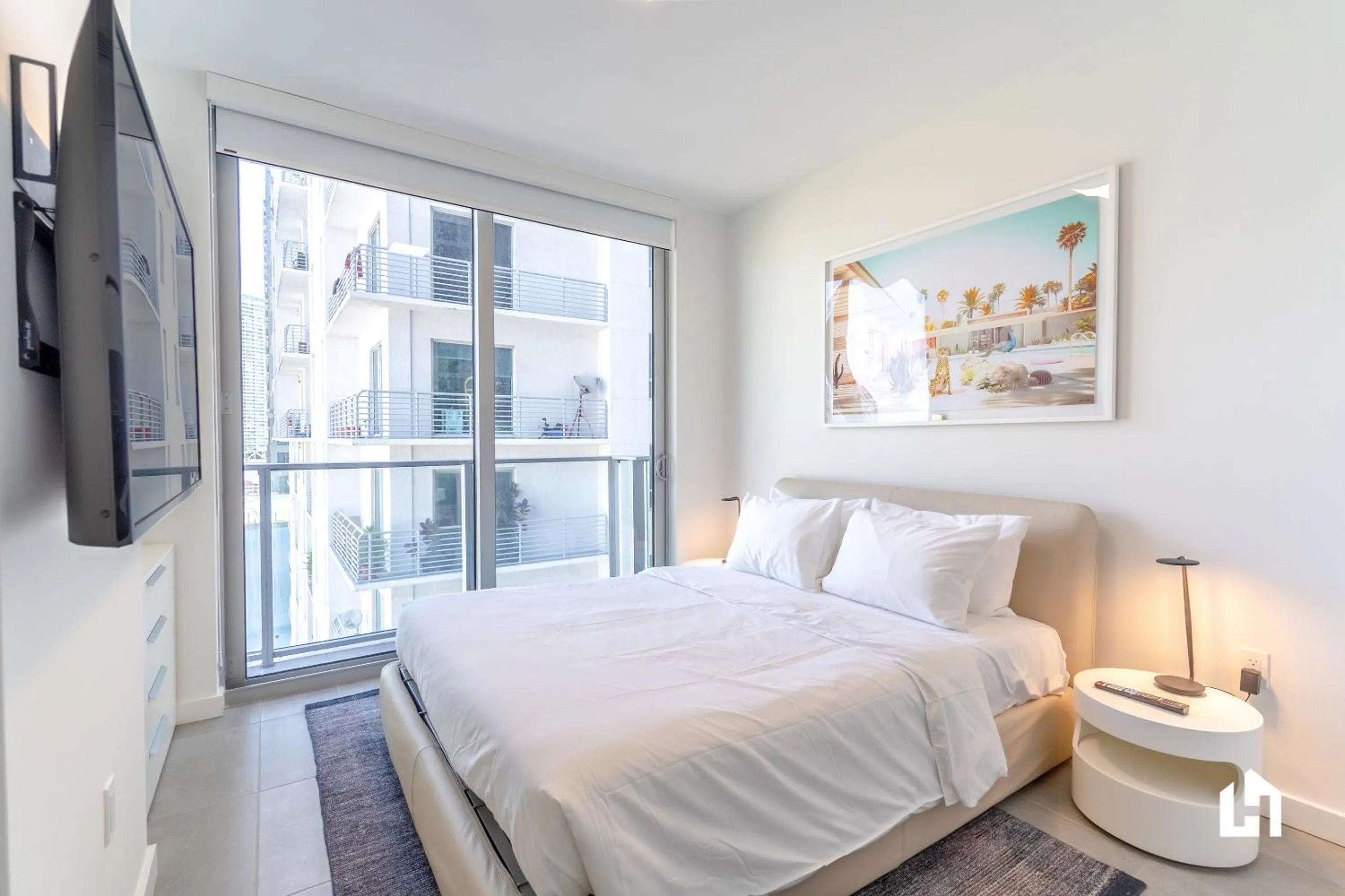 Bed in Downtown Miami Condos by Lua Host