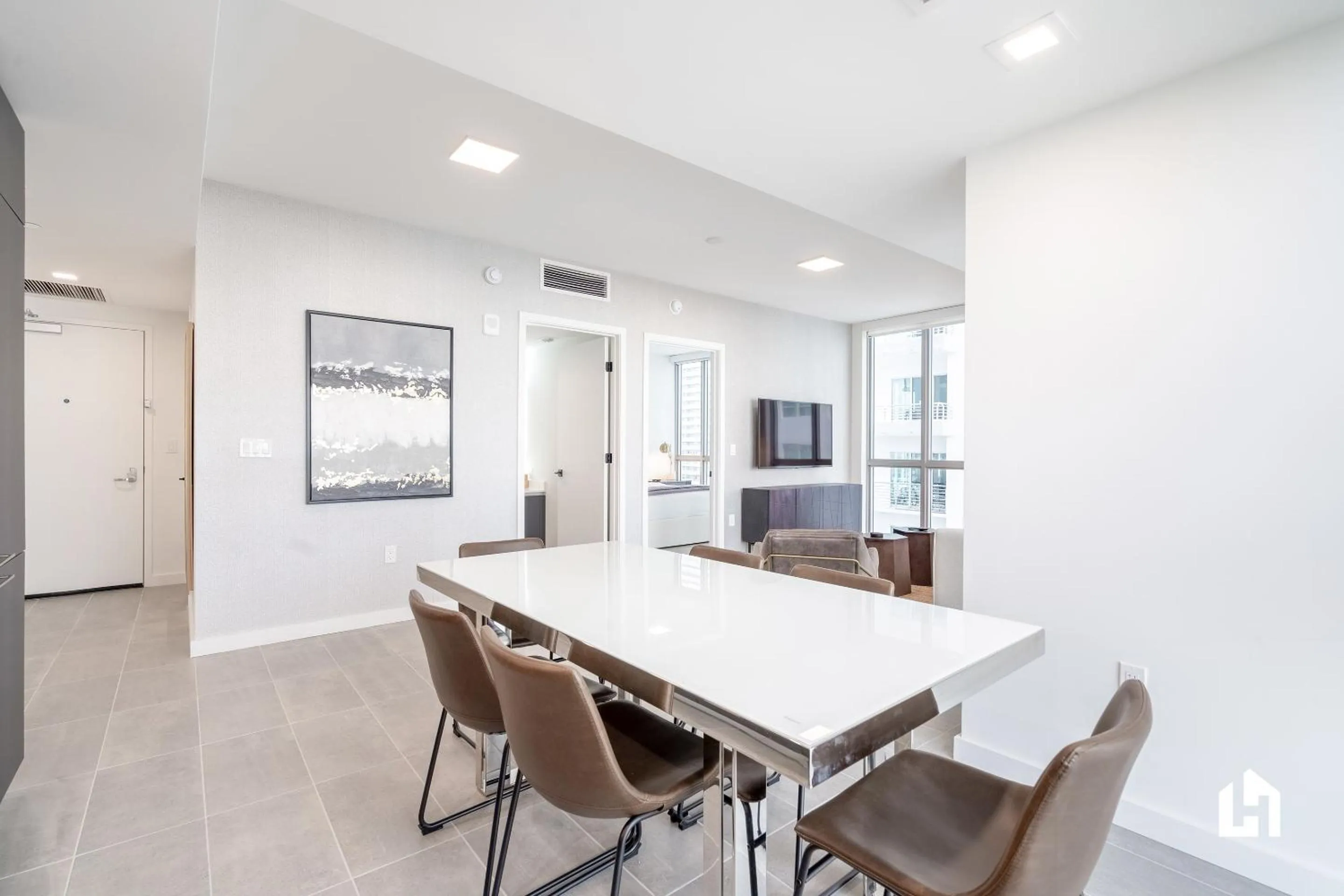 Dining area in Downtown Miami Condos by Lua Host