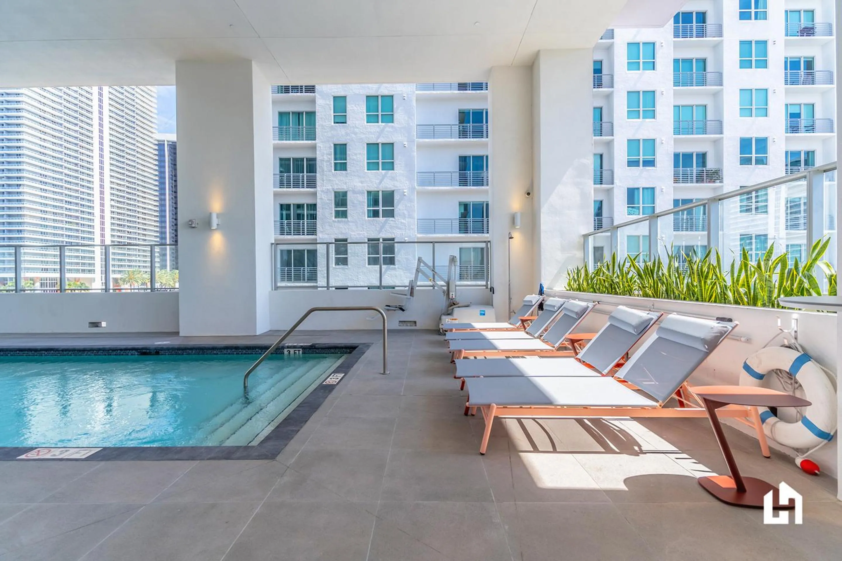 Swimming pool in Downtown Miami Condos by Lua Host