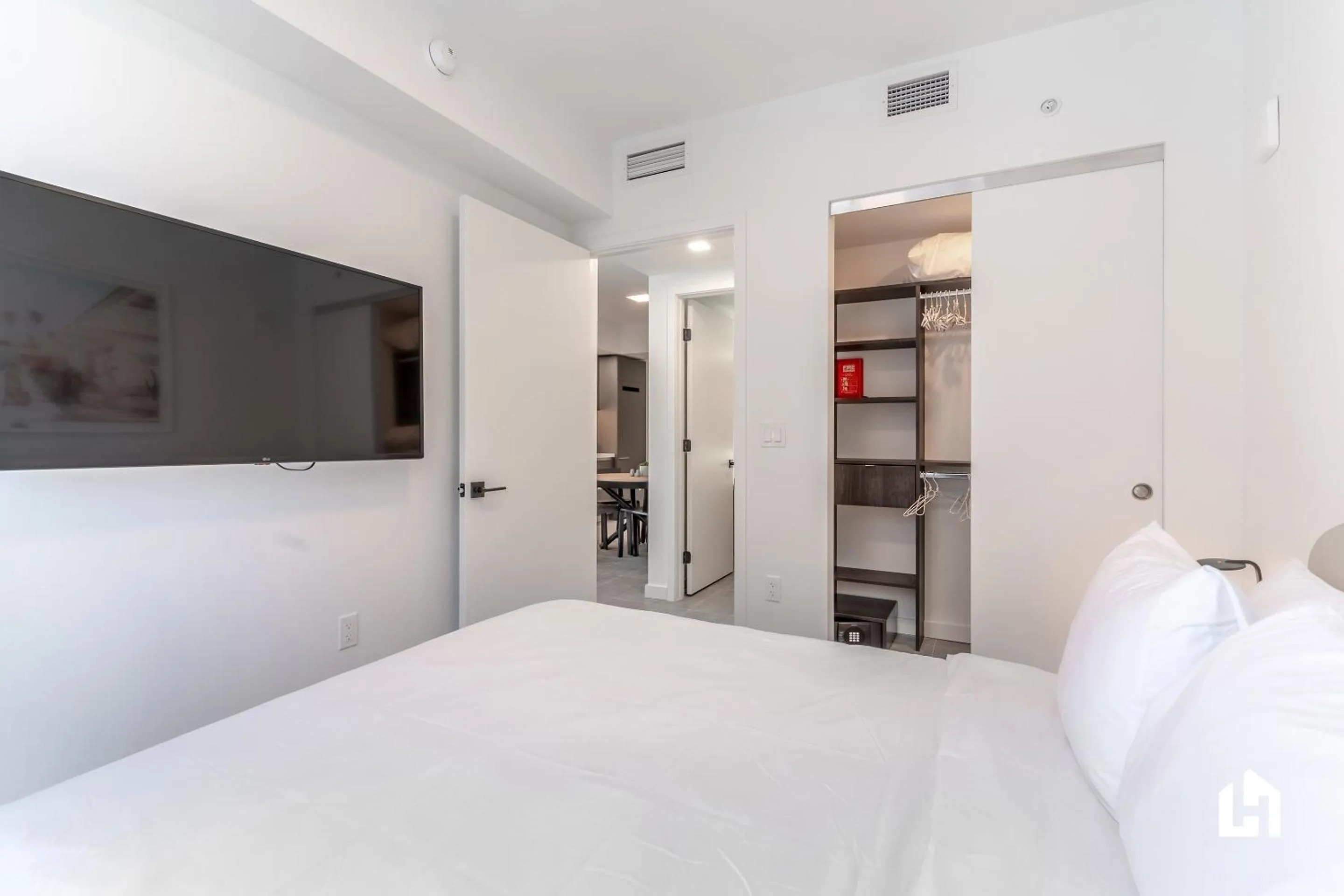 Bed in Downtown Miami Condos by Lua Host