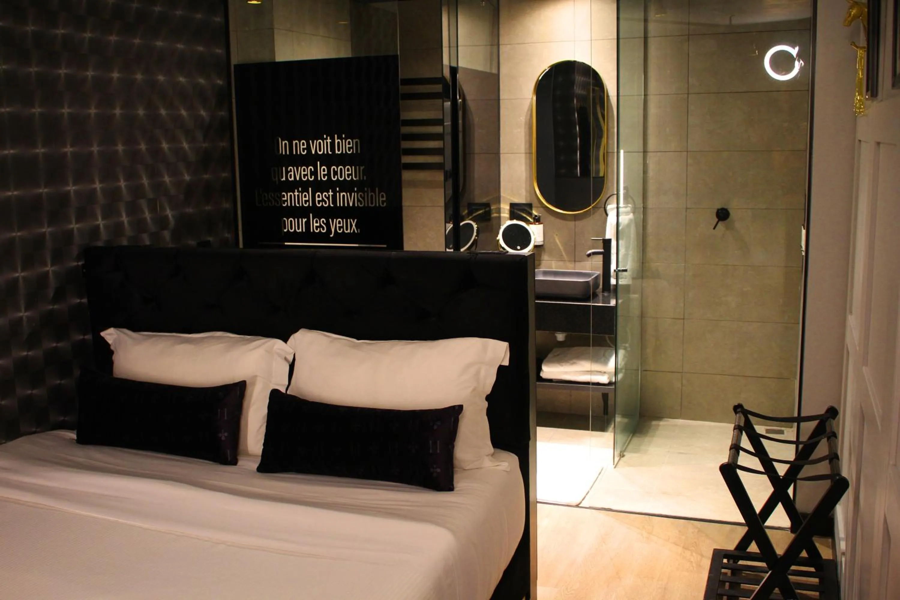 Bathroom, Bed in Hotel Helene